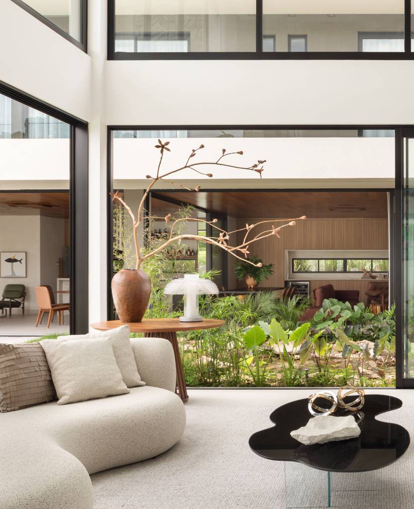 casa-elegante-tem-fachada-com-lastras-de-porcelanato-e-jardim-com-lago-artificial-dois-arquitetura-04 Casa elegante tem fachada com lastras de porcelanato e jardim com lago artificial. Projeto de Dois Arquitetura.