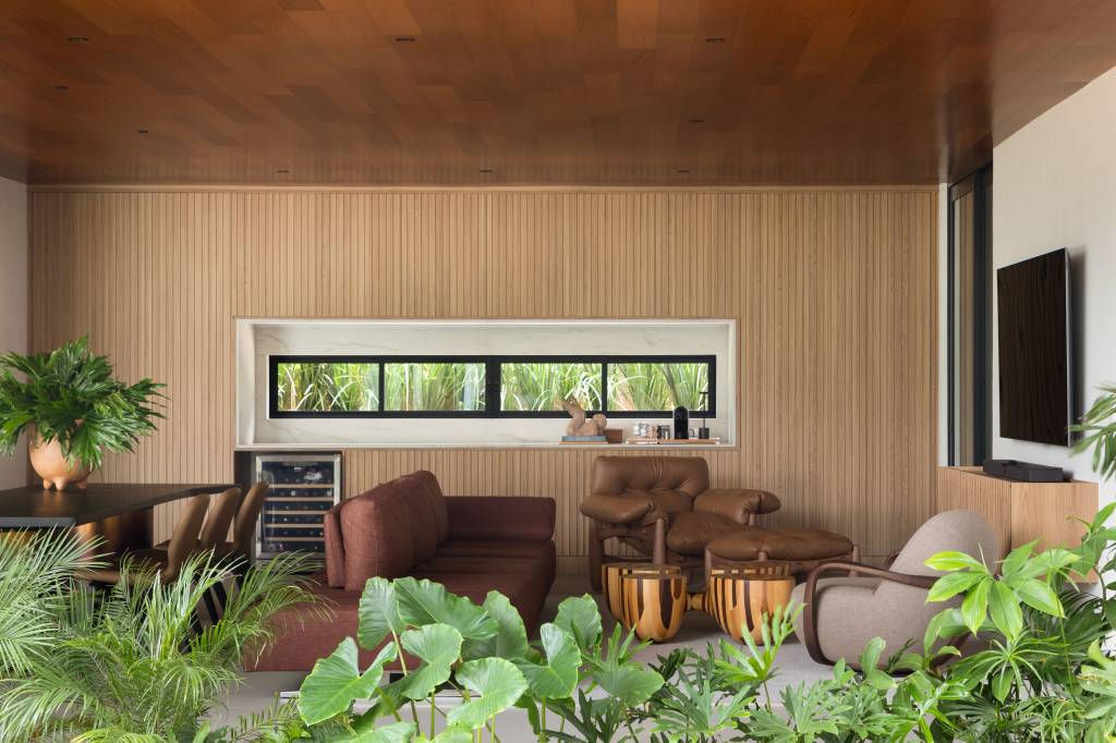 casa-elegante-tem-fachada-com-lastras-de-porcelanato-e-jardim-com-lago-artificial-dois-arquitetura-09 Casa elegante tem fachada com lastras de porcelanato e jardim com lago artificial. Projeto de Dois Arquitetura.