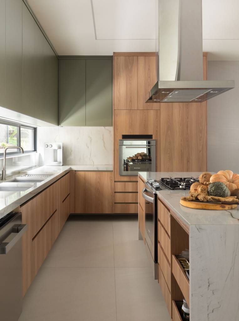 casa-elegante-tem-fachada-com-lastras-de-porcelanato-e-jardim-com-lago-artificial-dois-arquitetura-16-cozinha-verde Casa elegante tem fachada com lastras de porcelanato e jardim com lago artificial. Projeto de Dois Arquitetura.