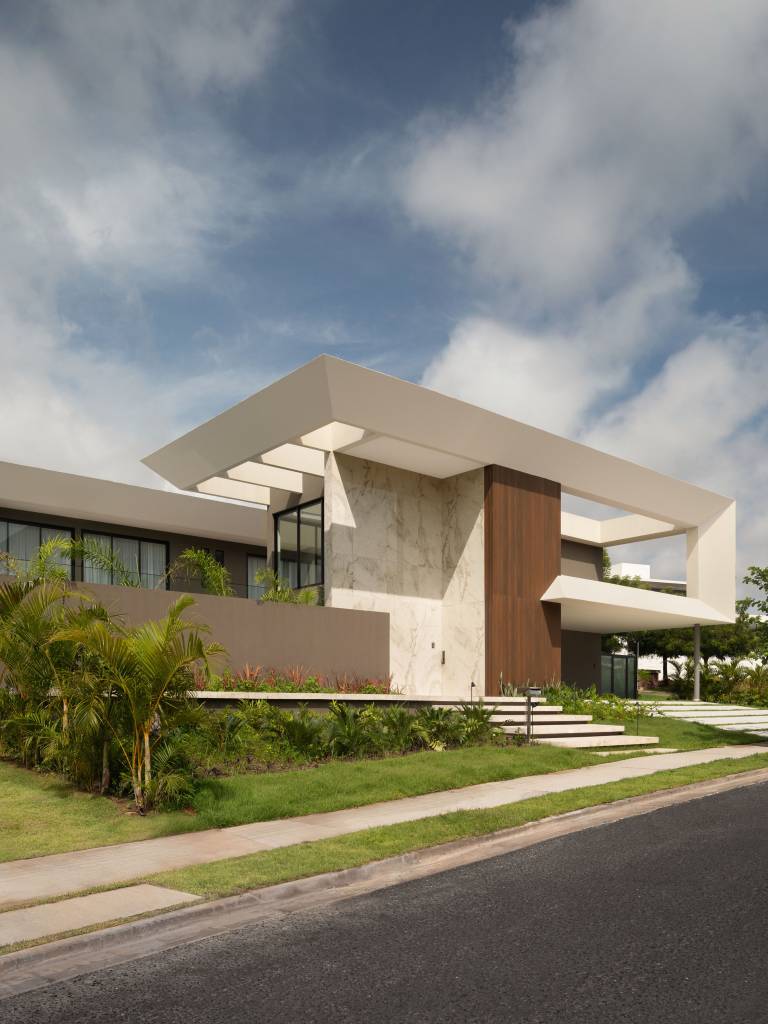 casa-elegante-tem-fachada-com-lastras-de-porcelanato-e-jardim-com-lago-artificial-dois-arquitetura-22 Casa elegante tem fachada com lastras de porcelanato e jardim com lago artificial. Projeto de Dois Arquitetura.