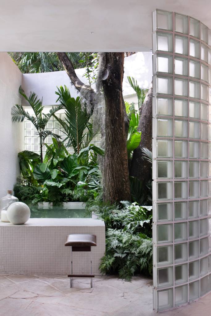 casa-paulistana-na-casacor-sp-e-homenagem-ao-modernismo-tropical-joao-panaggio-22-plantas-jardim-cozinha Casa Paulistana na CASACOR SP é homenagem ao modernismo tropical. Projeto de João Panaggio.