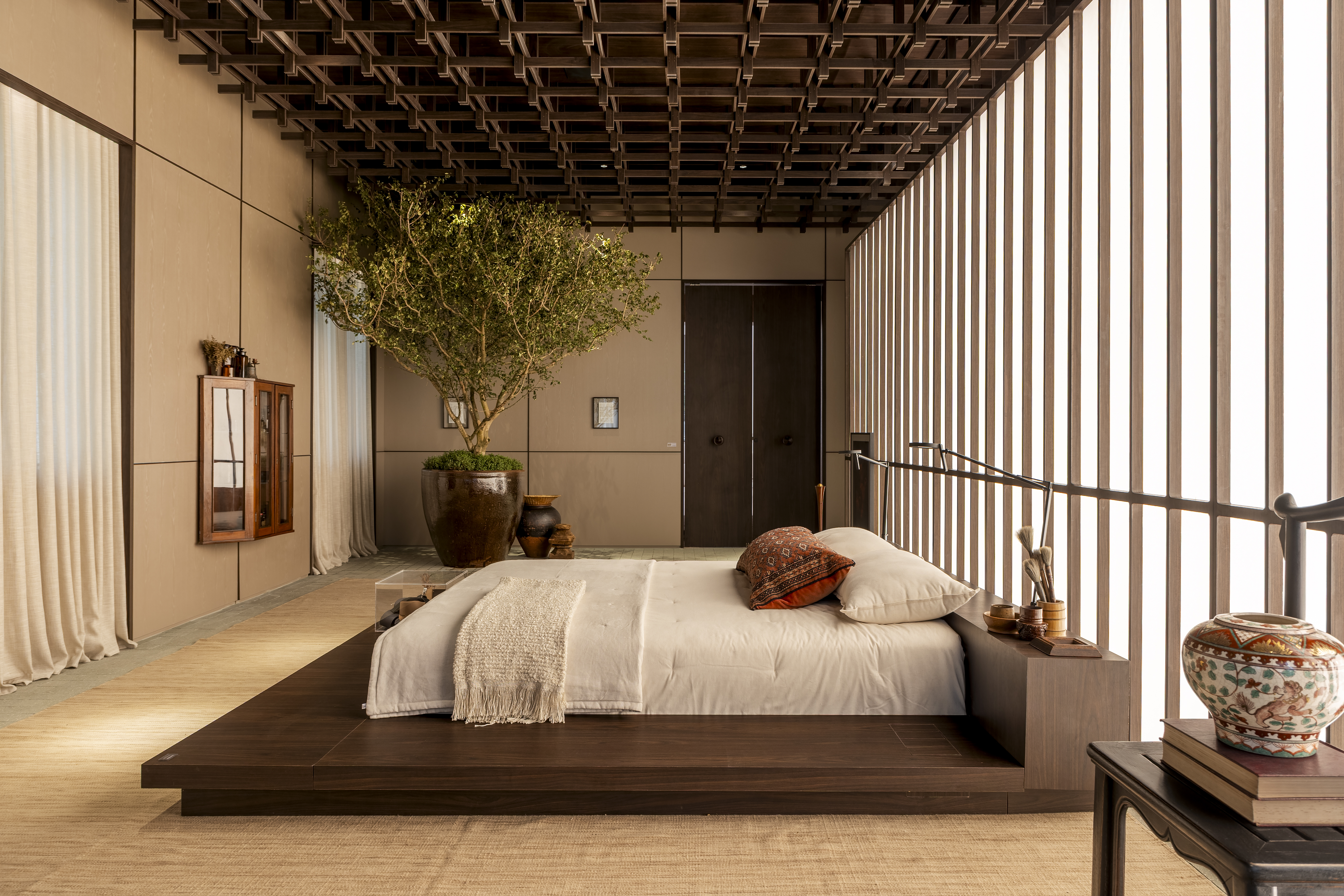 Casa Toushi na CASACOR tem sala de banho, sala de chá, quarto e living. Projeto de Bruno Carvalho.