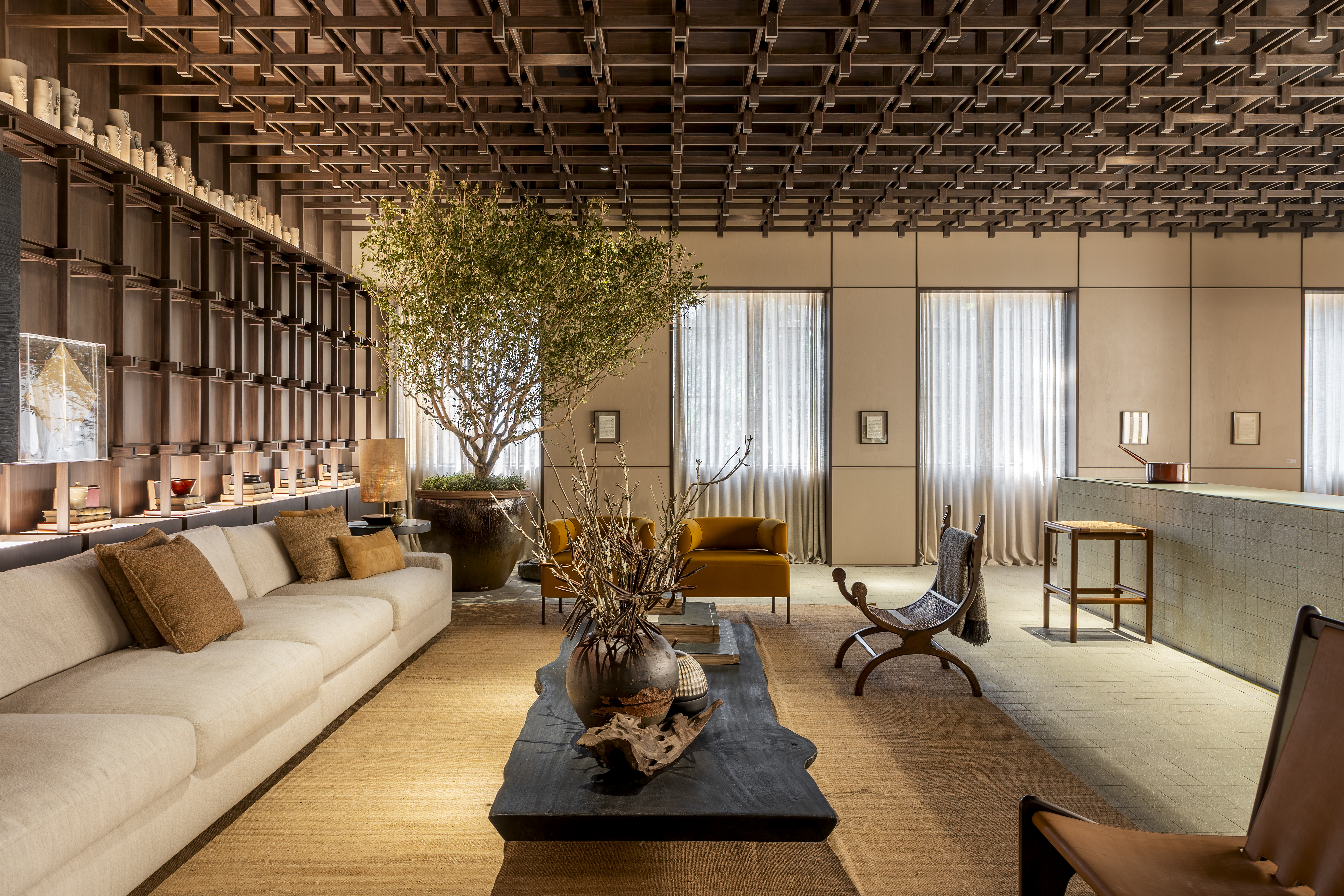 Casa Toushi na CASACOR tem sala de banho, sala de chá, quarto e living