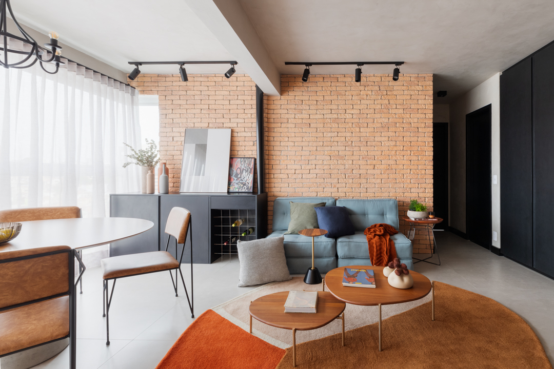 Cimento queimado e tijolinho trazem autenticidade a este apartamento de 72 m². Projeto de Studio Canto Arquitetura.