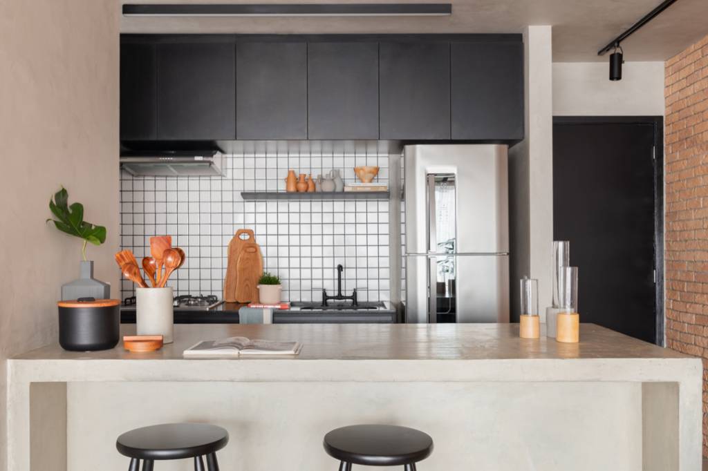 cimento-queimado-e-tijolinho-trazem-autenticidade-a-este-apartamento-de-72-m-studio-canto-14-cozinha Cimento queimado e tijolinho trazem autenticidade a este apartamento de 72 m². Projeto de Studio Canto Arquitetura.