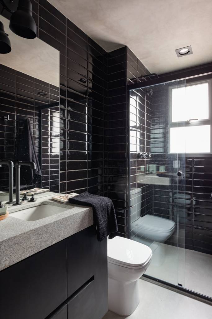 cimento-queimado-e-tijolinho-trazem-autenticidade-a-este-apartamento-de-72-m-studio-canto-18-banheiro-preto Cimento queimado e tijolinho trazem autenticidade a este apartamento de 72 m². Projeto de Studio Canto Arquitetura.