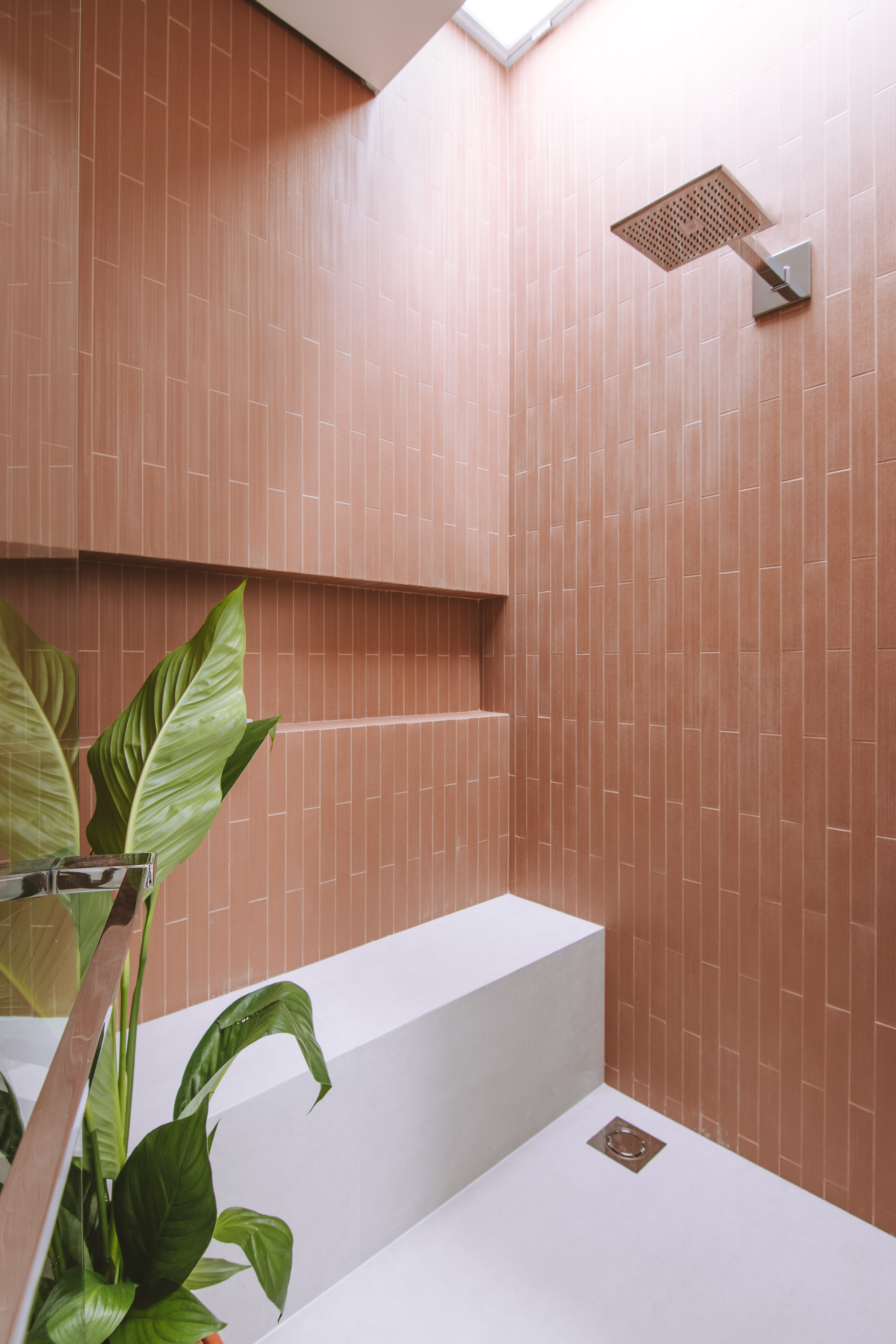 Claraboias: o truque de arquitetura que traz a luz para os interiores. Projeto de Rawi Arquitetura + Design.