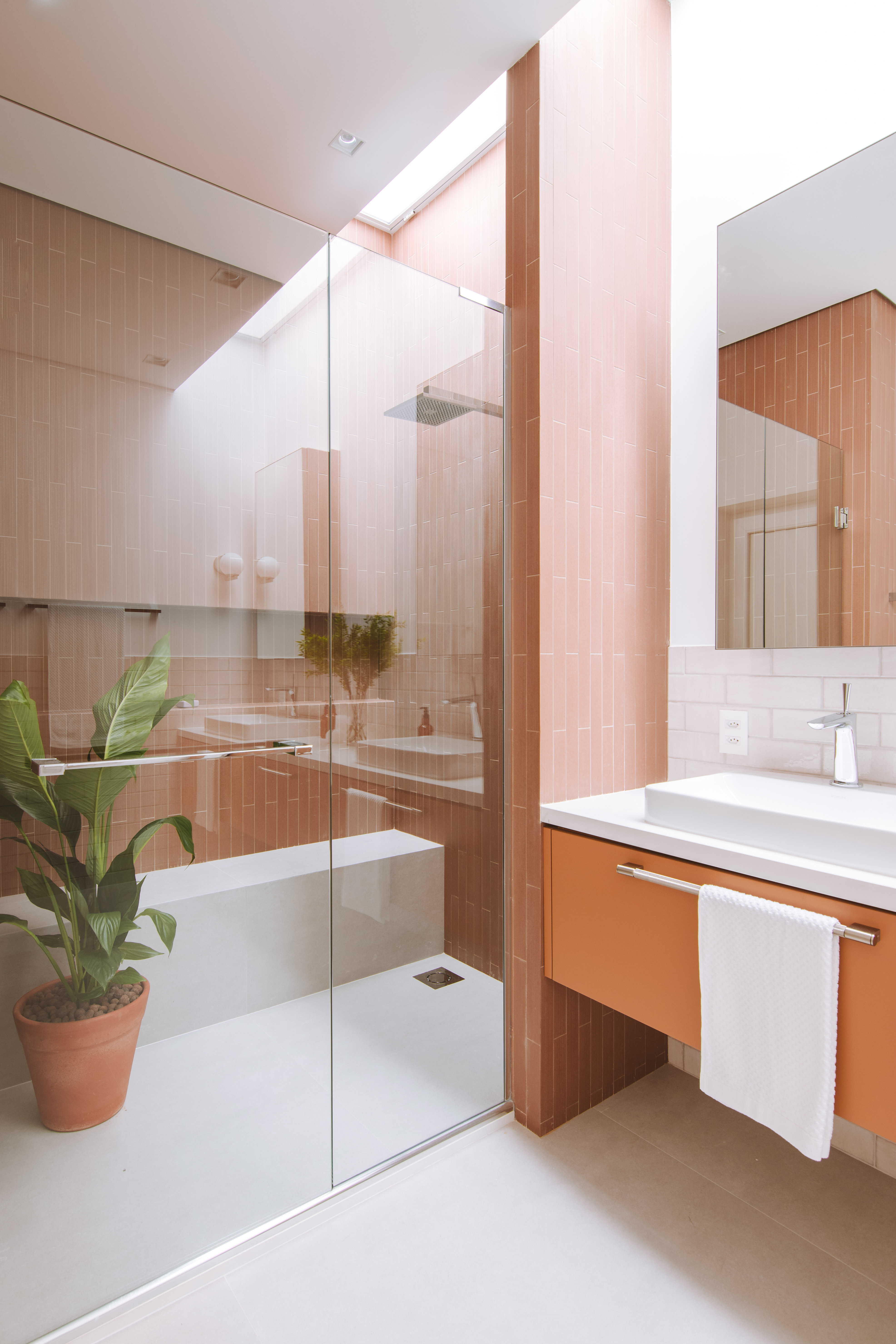 Claraboias: o truque de arquitetura que traz a luz para os interiores. Projeto de Rawi Arquitetura + Design.