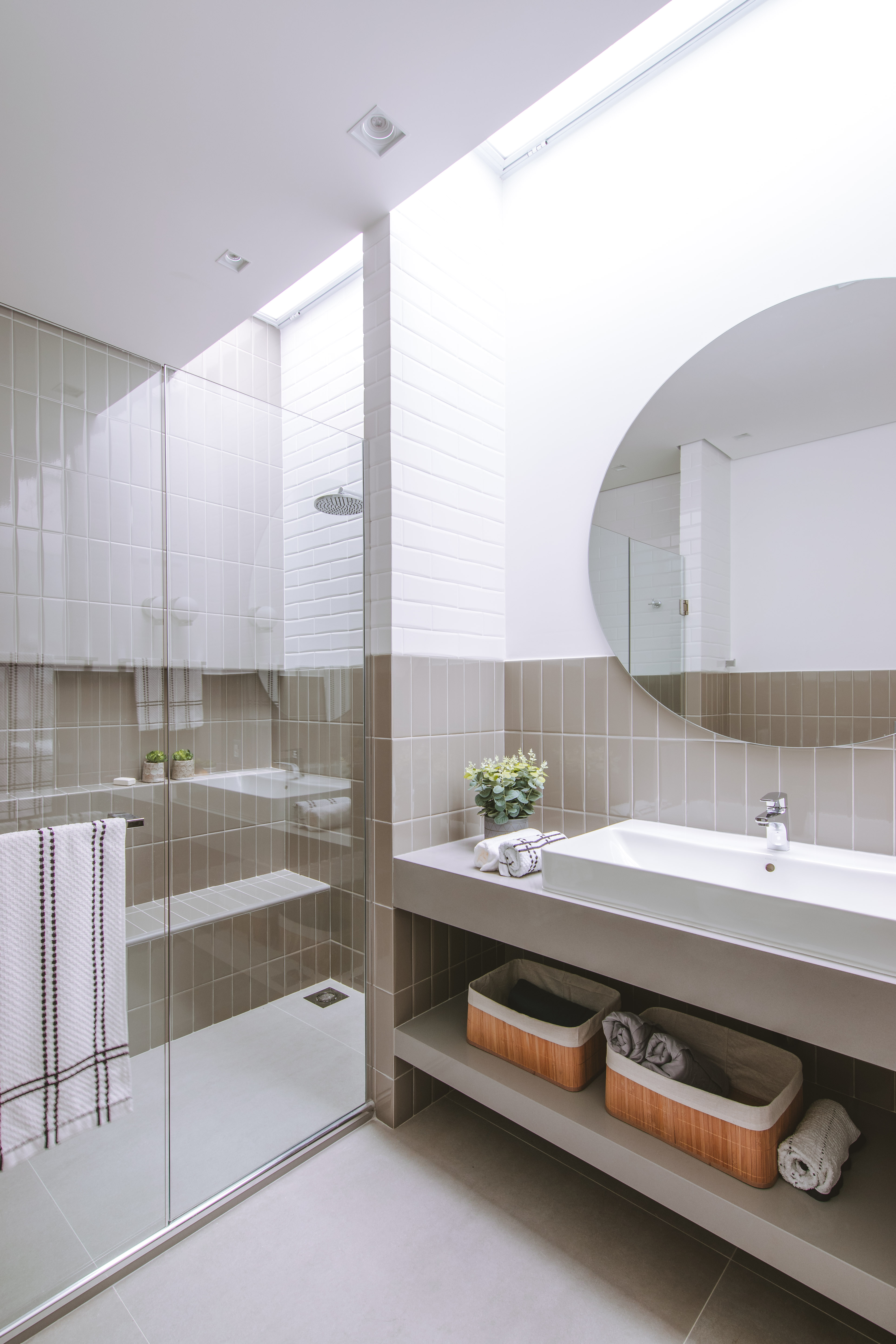 Claraboias: o truque de arquitetura que traz a luz para os interiores. Projeto de Rawi Arquitetura + Design.