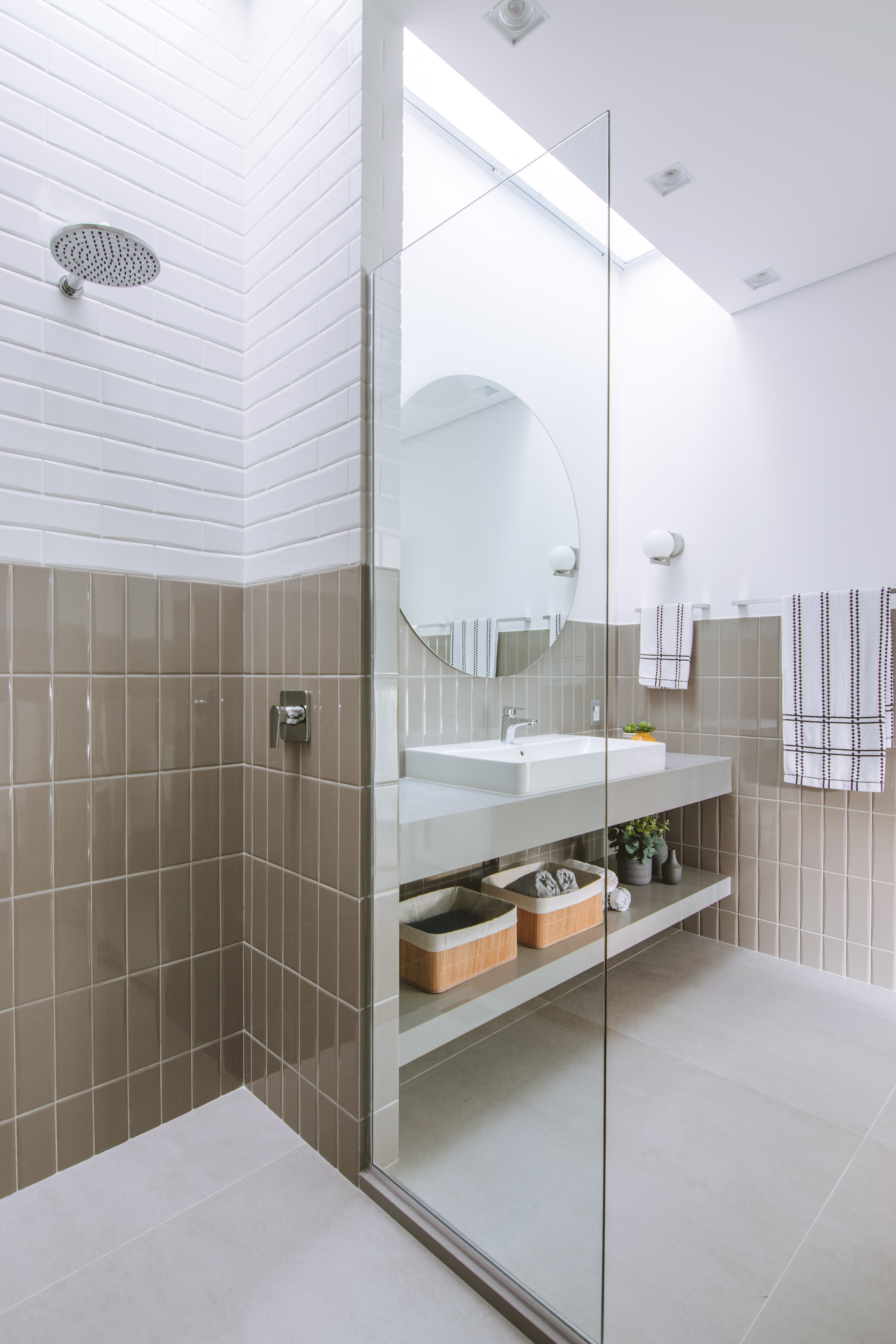 Claraboias: o truque de arquitetura que traz a luz para os interiores. Projeto de Rawi Arquitetura + Design.