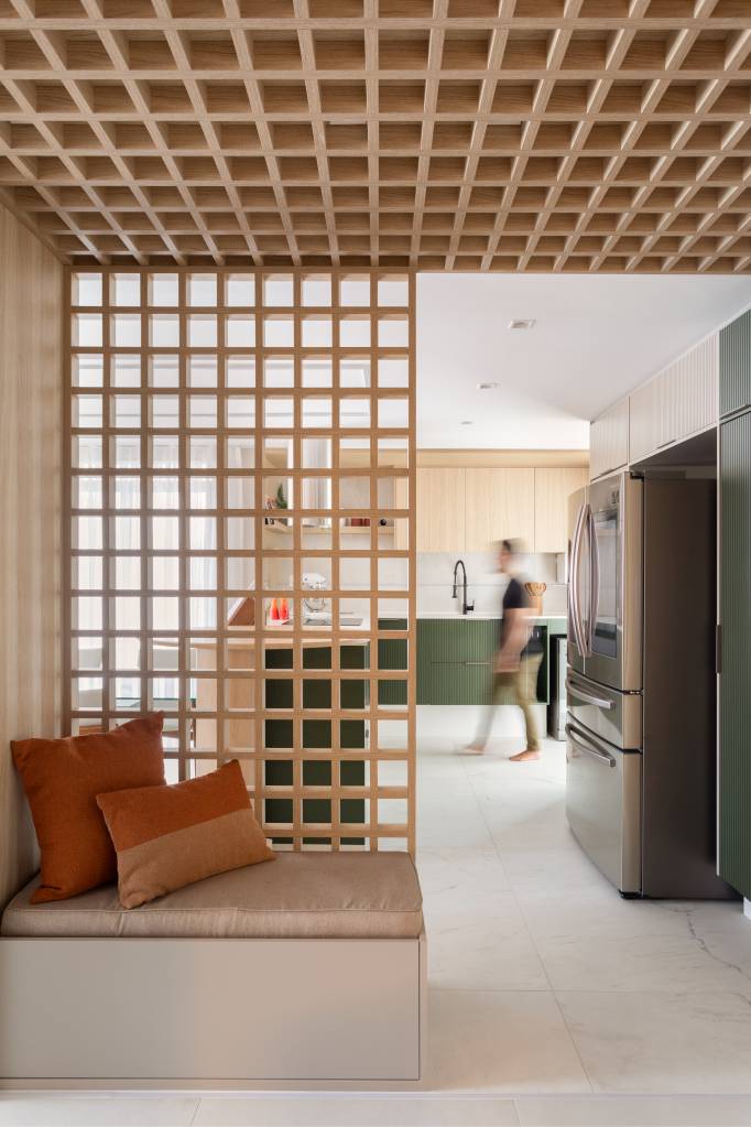 Cobertura tem super suíte de 40 m² com cama king, penteadeira suspensa e closet aberto. Projeto de Felipe Rohen.