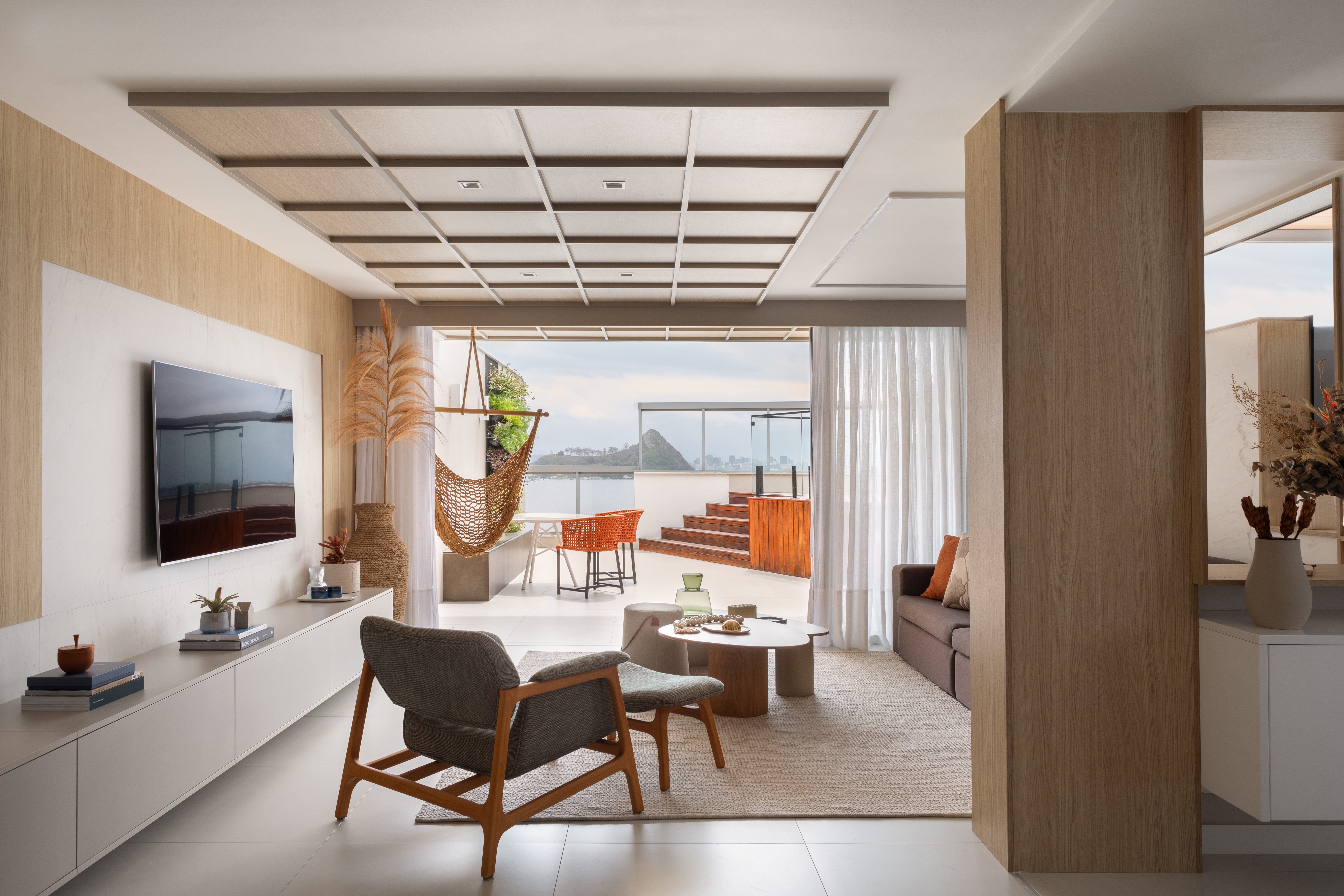 Cobertura tem super suíte de 40 m² com cama king, penteadeira suspensa e closet aberto. Projeto de Felipe Rohen.