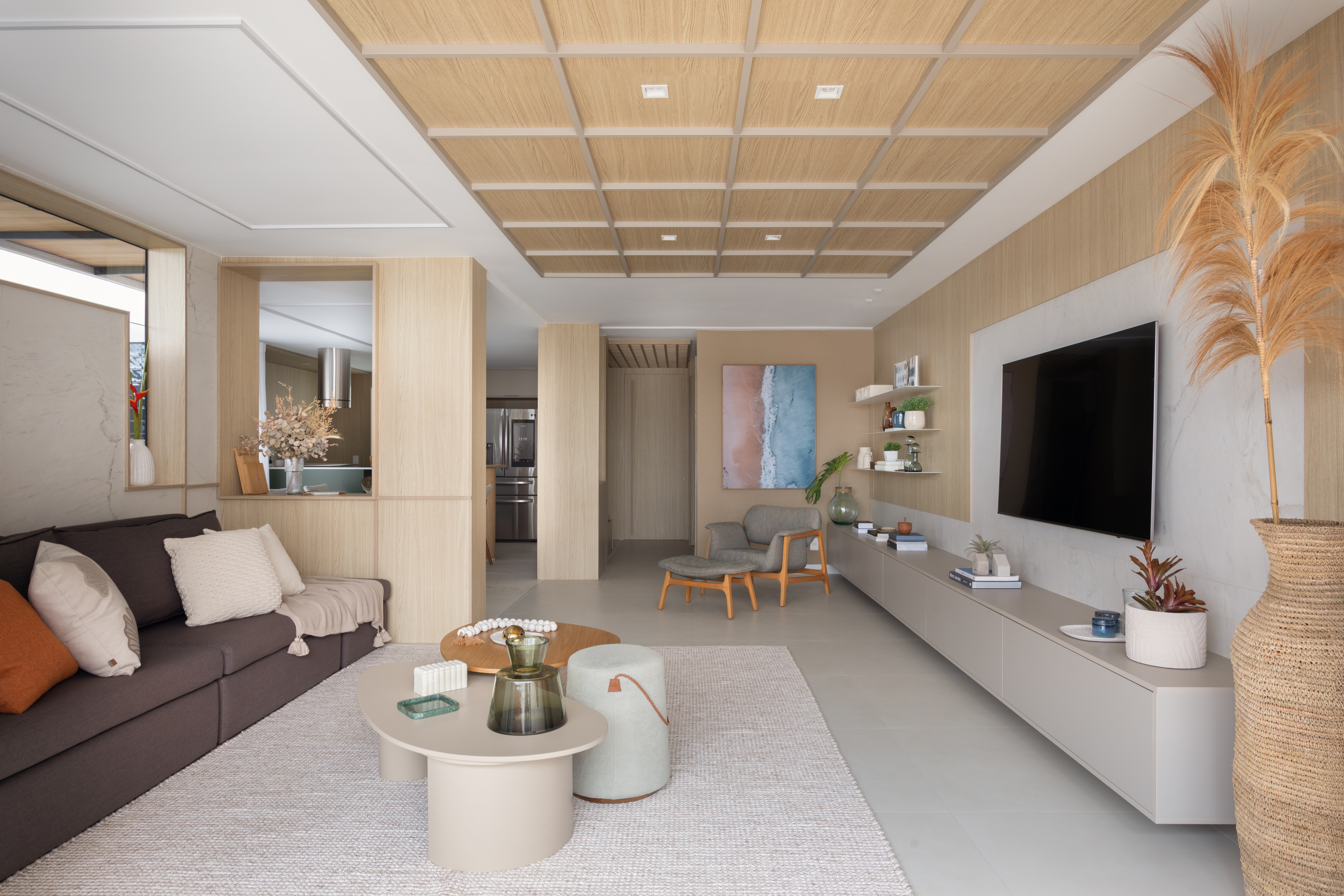 Cobertura tem super suíte de 40 m² com cama king, penteadeira suspensa e closet aberto. Projeto de Felipe Rohen.