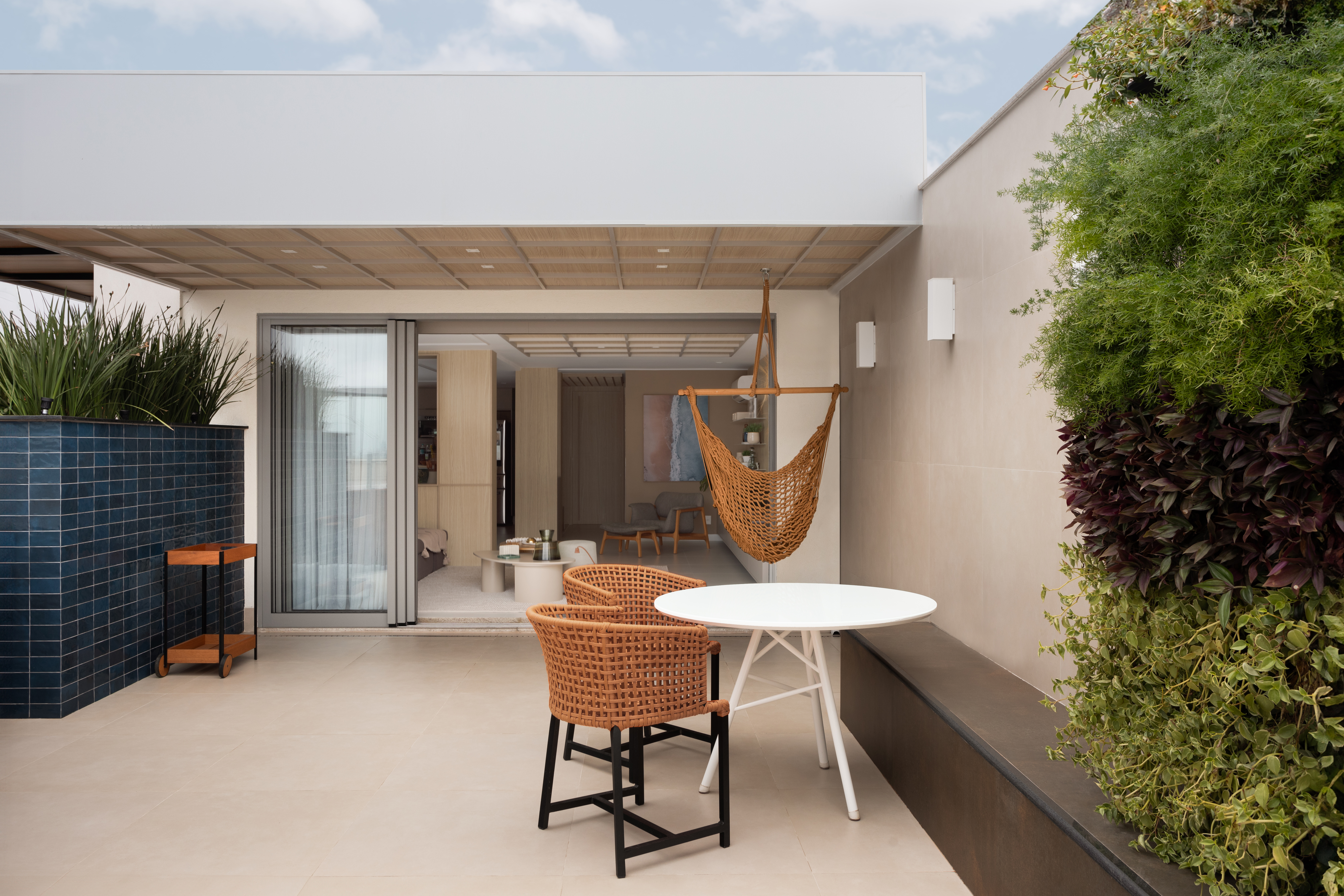 Cobertura tem super suíte de 40 m² com cama king, penteadeira suspensa e closet aberto. Projeto de Felipe Rohen.