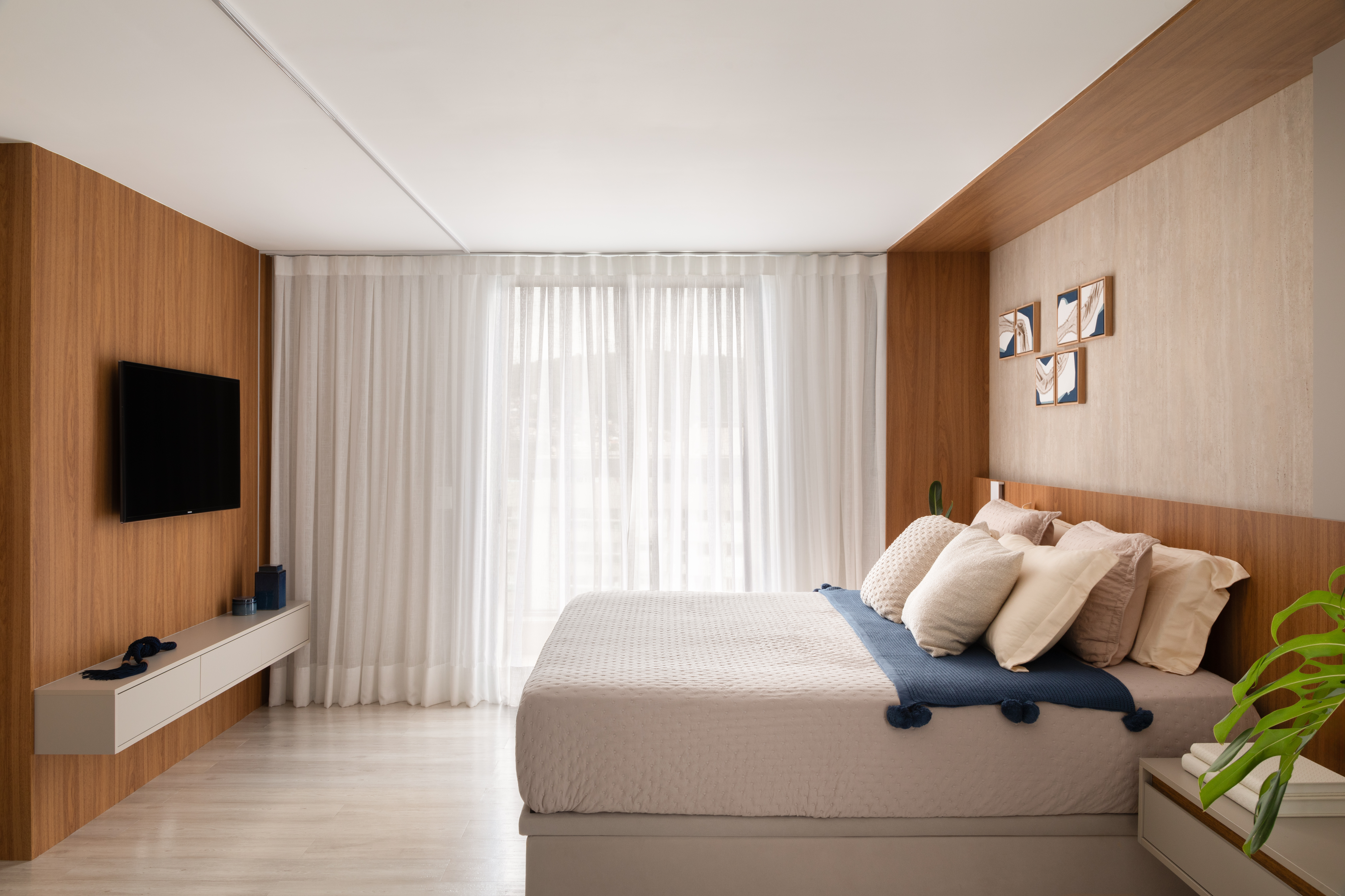 Cobertura tem super suíte de 40 m² com cama king, penteadeira suspensa e closet aberto. Projeto de Felipe Rohen.