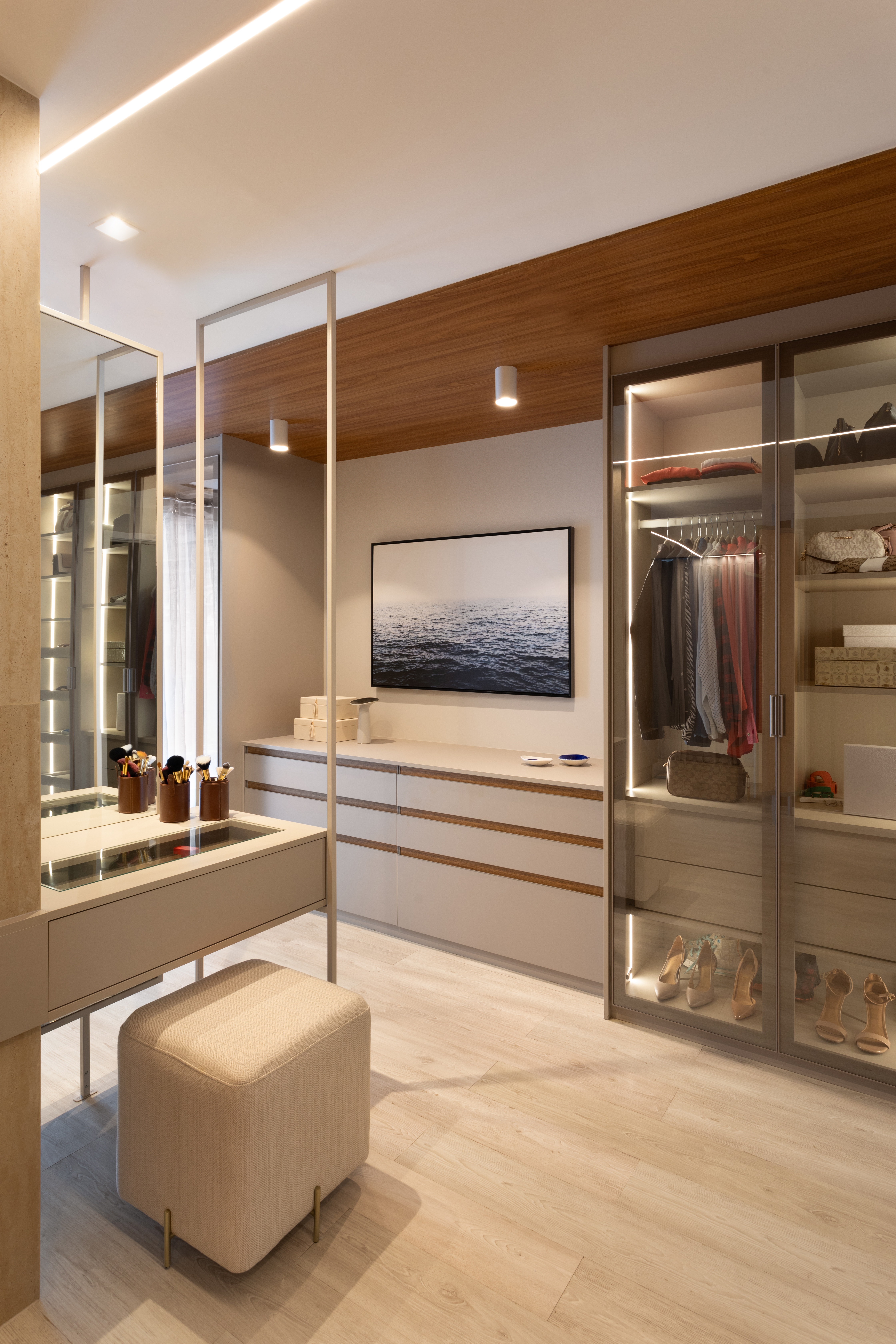 Cobertura tem super suíte de 40 m² com cama king, penteadeira suspensa e closet aberto. Projeto de Felipe Rohen.