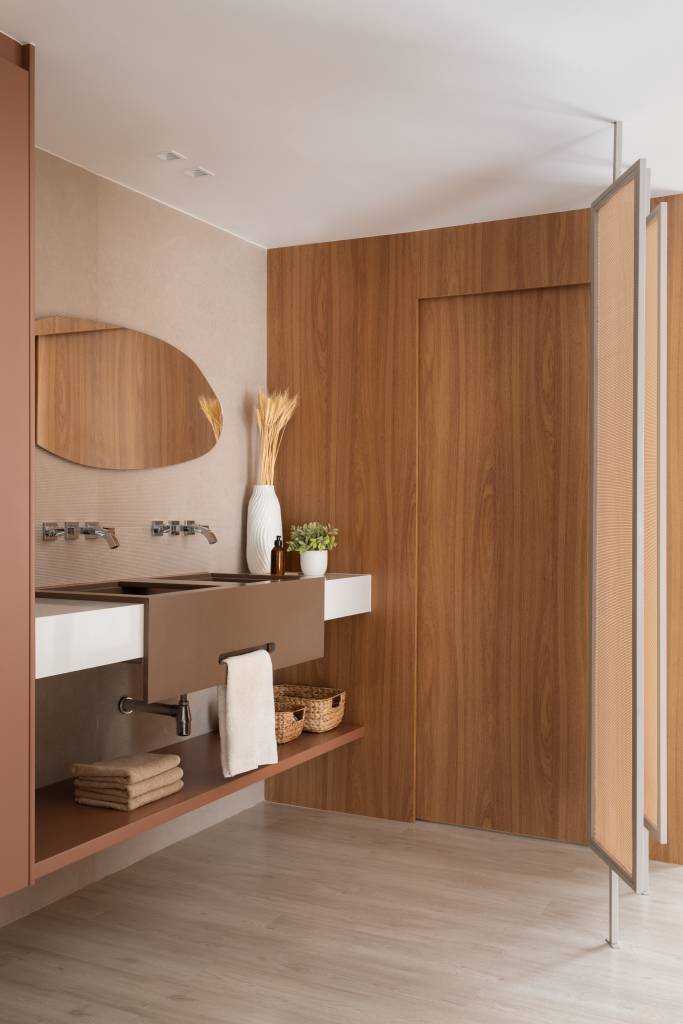 Cobertura tem super suíte de 40 m² com cama king, penteadeira suspensa e closet aberto. Projeto de Felipe Rohen.
