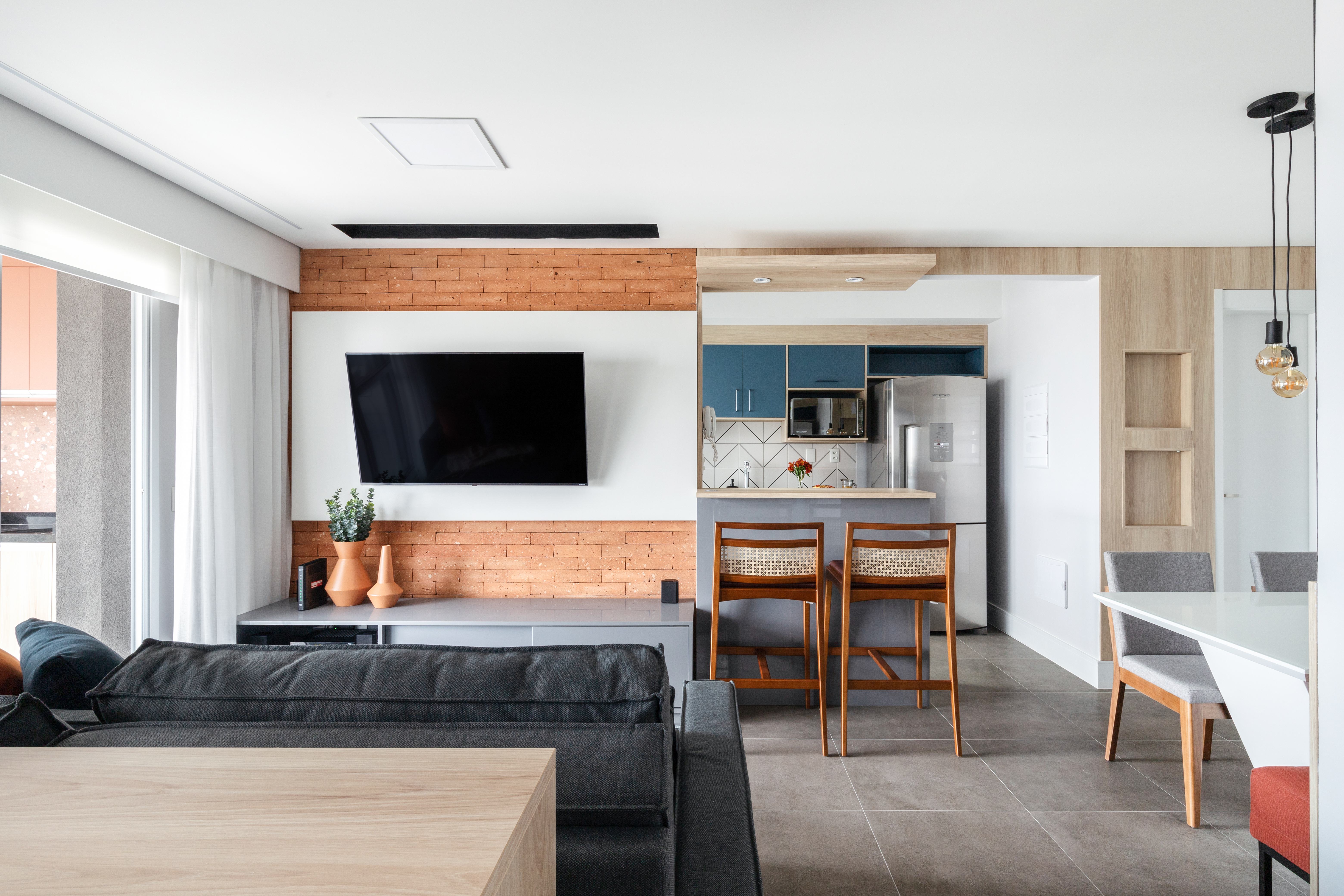 Diferentes porcelanatos compõem interiores e varanda de apartamento de 84 m²
