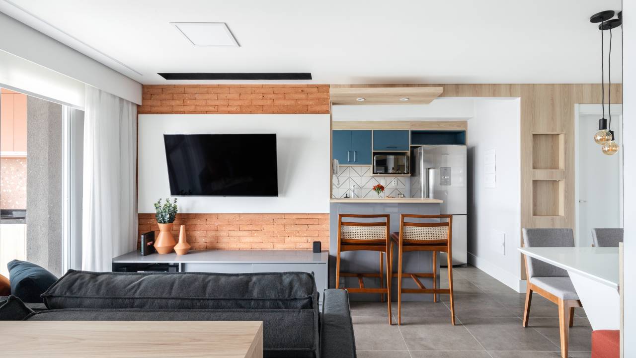 Diferentes porcelanatos compõem interiores e varanda de apartamento de 84 m². Projeto de RMV Interiores.