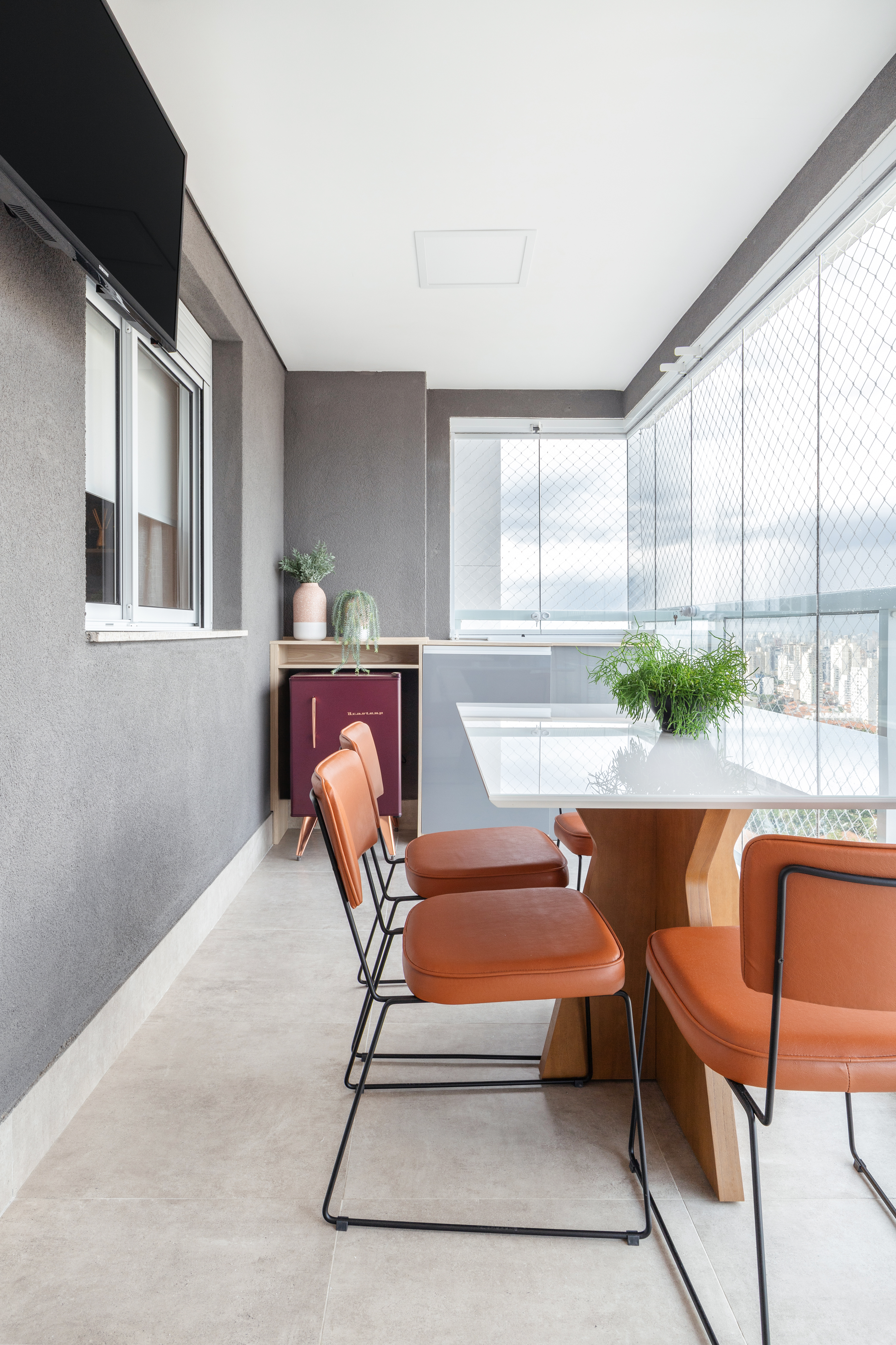 Diferentes porcelanatos compõem interiores e varanda de apartamento de 84 m². Projeto de RMV Interiores.