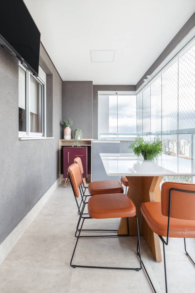 Diferentes porcelanatos compõem interiores e varanda de apartamento de 84 m². Projeto de RMV Interiores.