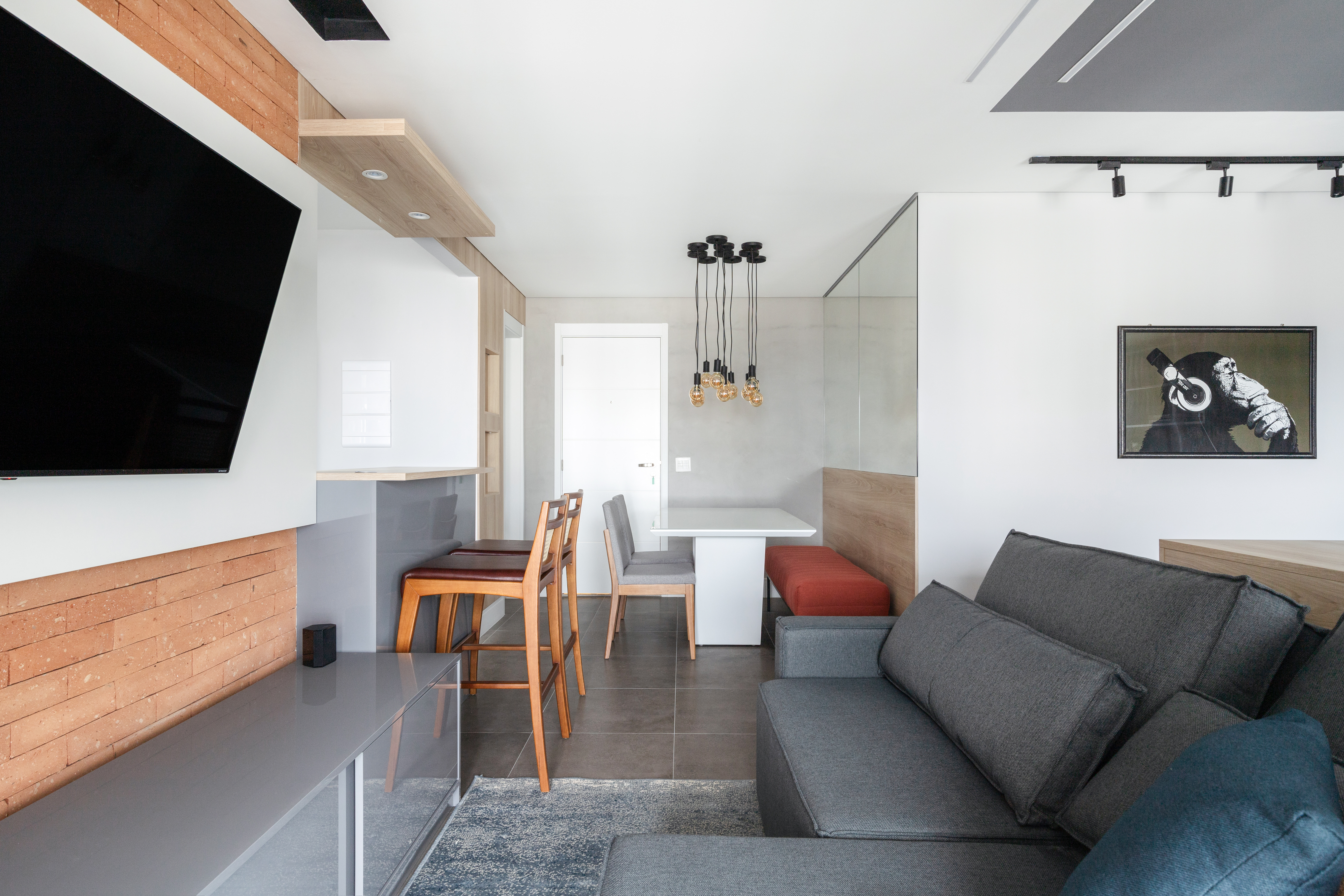 Diferentes porcelanatos compõem interiores e varanda de apartamento de 84 m². Projeto de RMV Interiores.