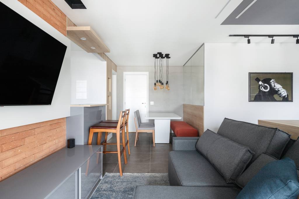 Diferentes porcelanatos compõem interiores e varanda de apartamento de 84 m². Projeto de RMV Interiores.