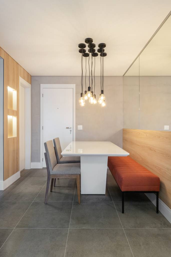 Diferentes porcelanatos compõem interiores e varanda de apartamento de 84 m². Projeto de RMV Interiores.