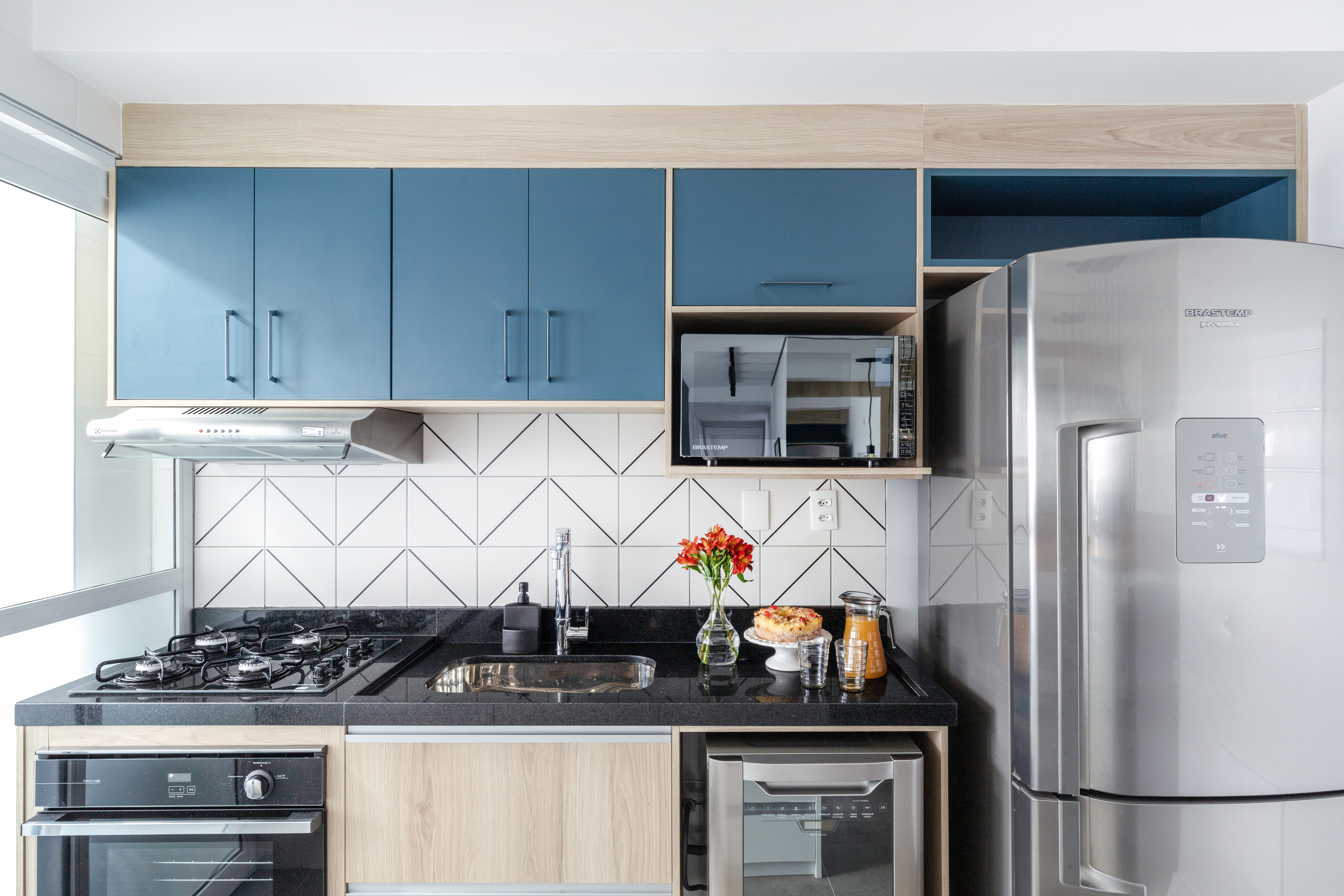 Diferentes porcelanatos compõem interiores e varanda de apartamento de 84 m². Projeto de RMV Interiores.