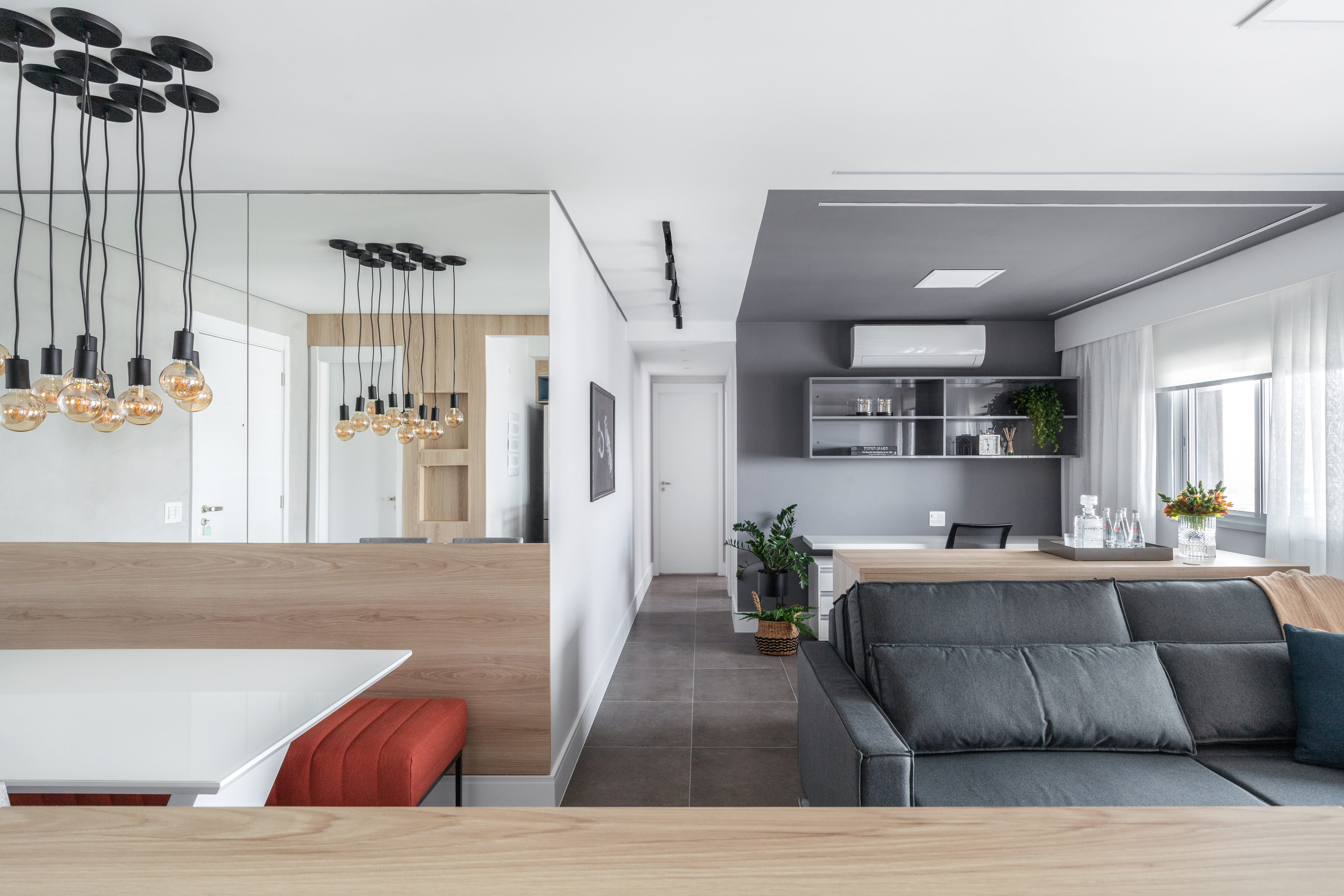 Diferentes porcelanatos compõem interiores e varanda de apartamento de 84 m². Projeto de RMV Interiores.