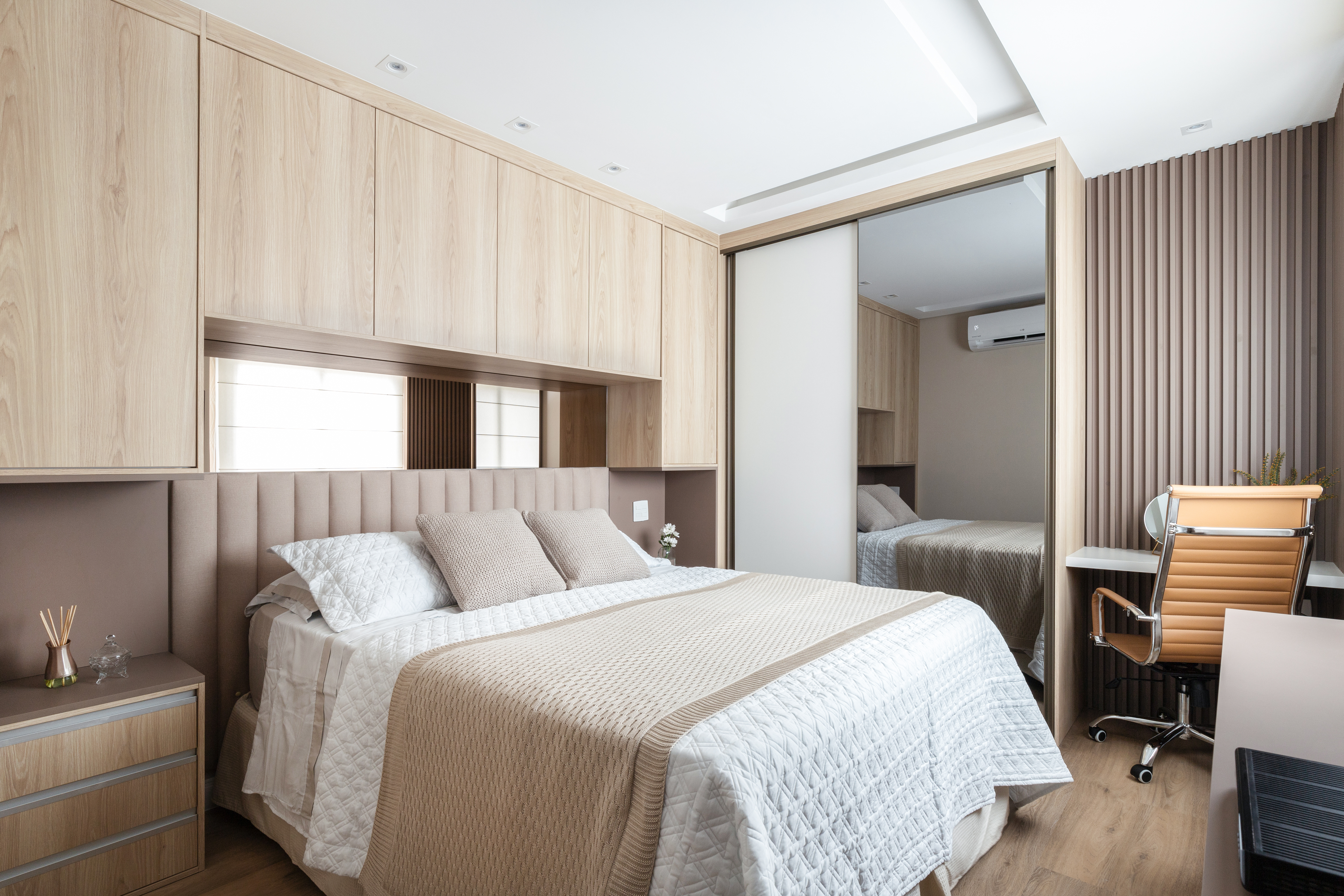 Diferentes porcelanatos compõem interiores e varanda de apartamento de 84 m². Projeto de RMV Interiores.