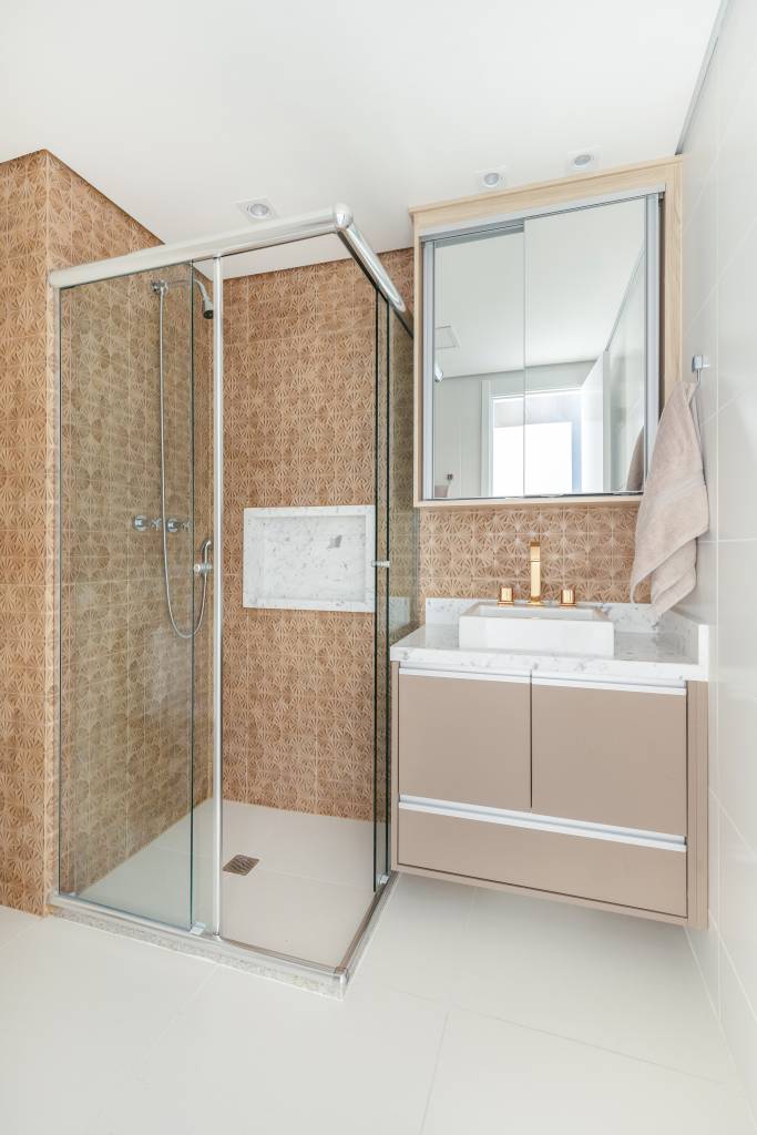 Diferentes porcelanatos compõem interiores e varanda de apartamento de 84 m². Projeto de RMV Interiores.