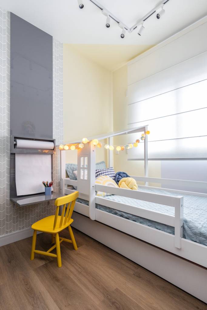 Diferentes porcelanatos compõem interiores e varanda de apartamento de 84 m². Projeto de RMV Interiores.