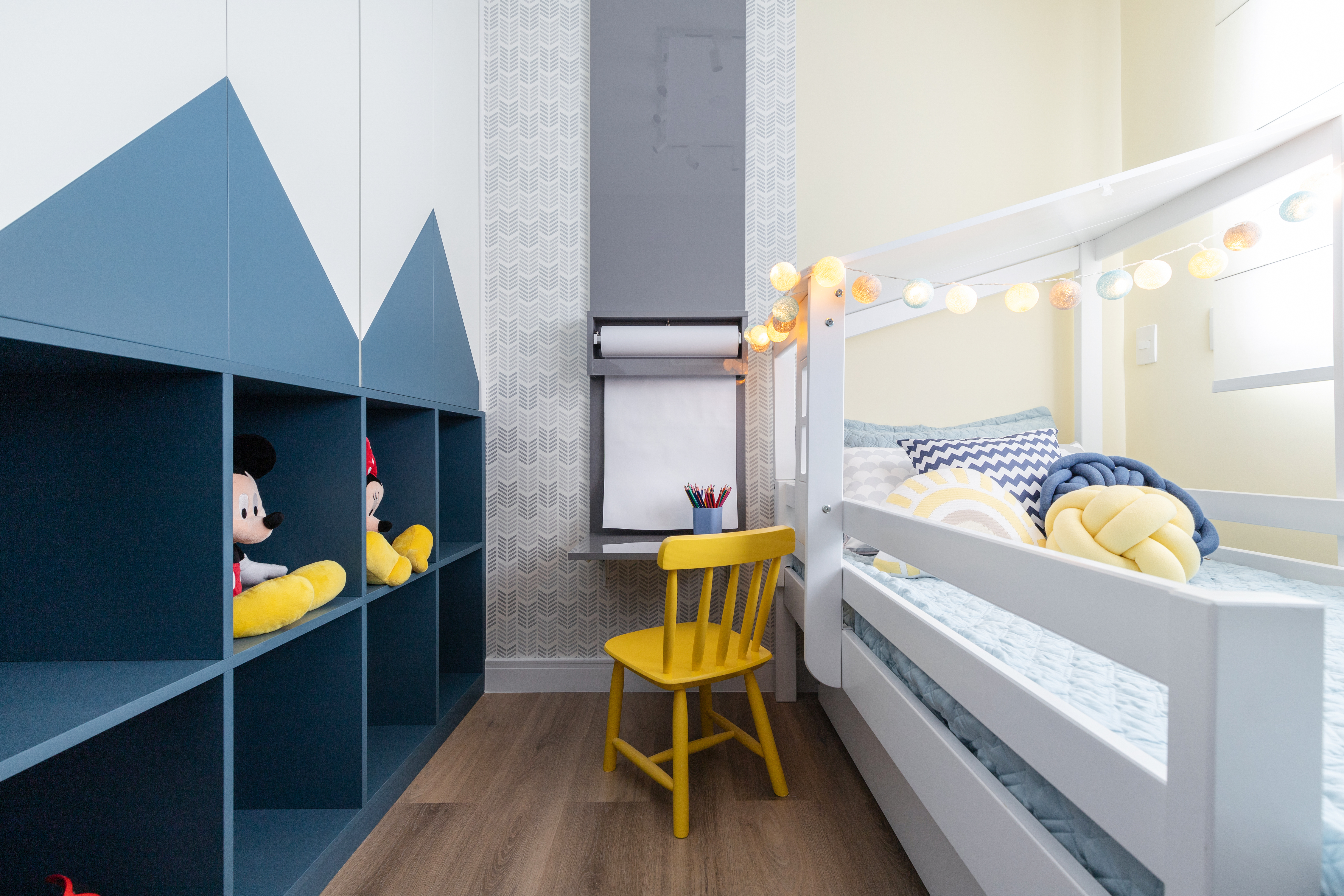 Diferentes porcelanatos compõem interiores e varanda de apartamento de 84 m². Projeto de RMV Interiores.