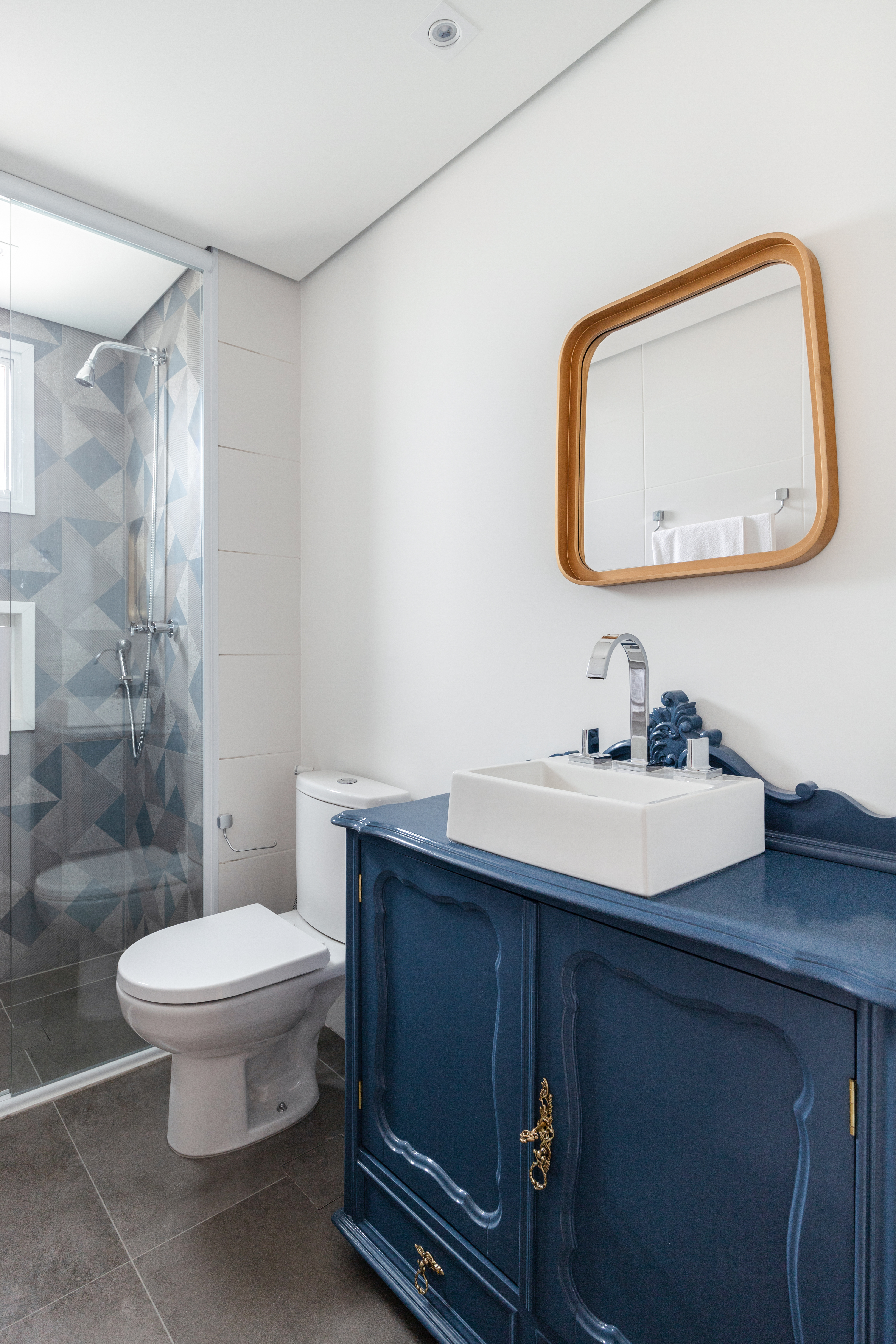 Diferentes porcelanatos compõem interiores e varanda de apartamento de 84 m². Projeto de RMV Interiores.