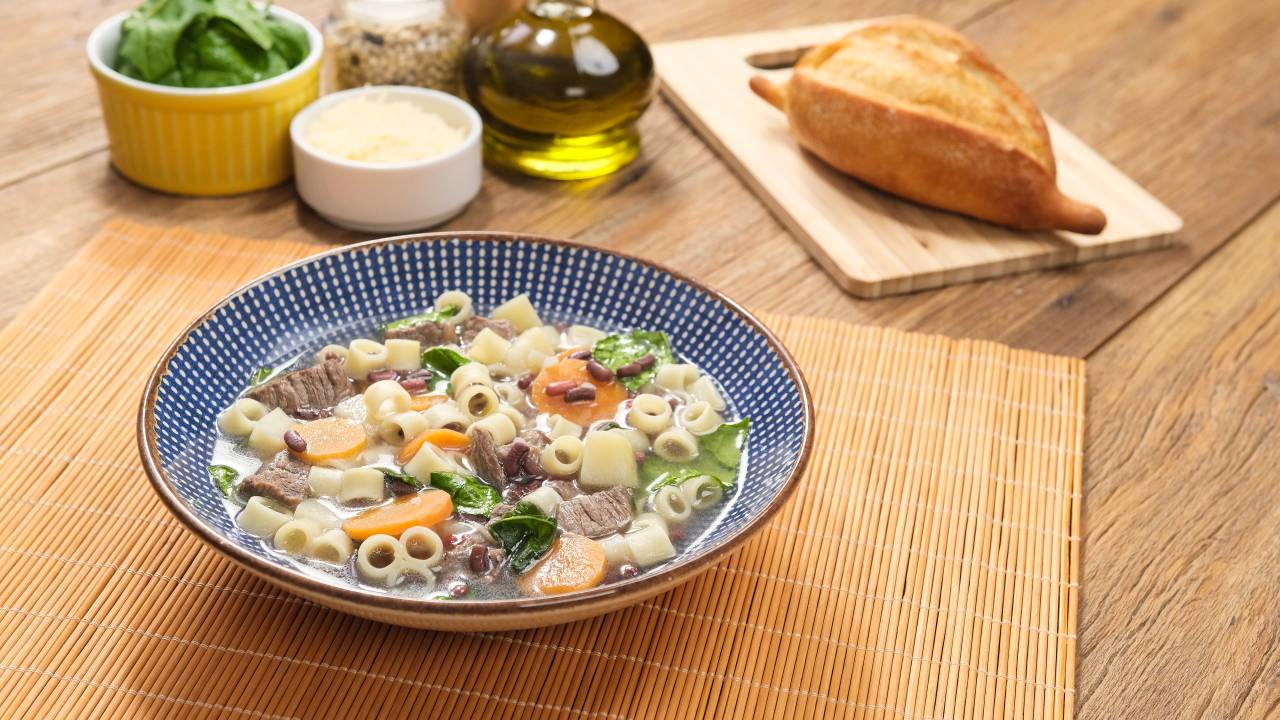 Frio chegando: receita de sopa de legumes com macarrão