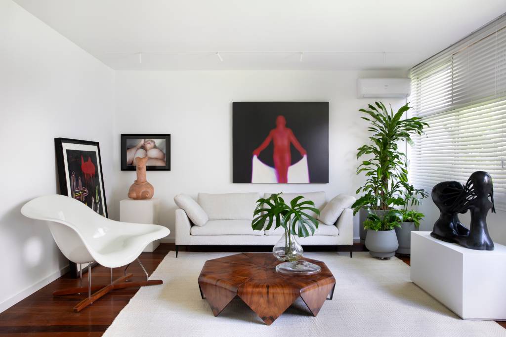 Inspiração modernista e marcenarias em tom nogueira dão ar sofisticado a apê