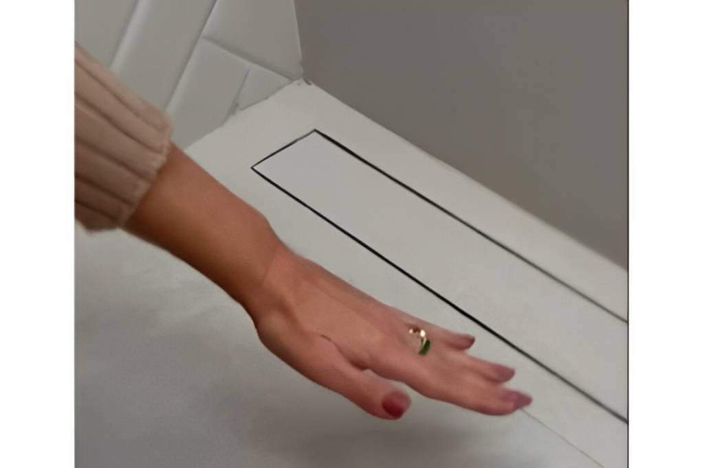 Já ouviu falar no ralo oculto? Veja a tendência que deixa seu banheiro com ar minimalista. Projeto de Isabella Nalon.