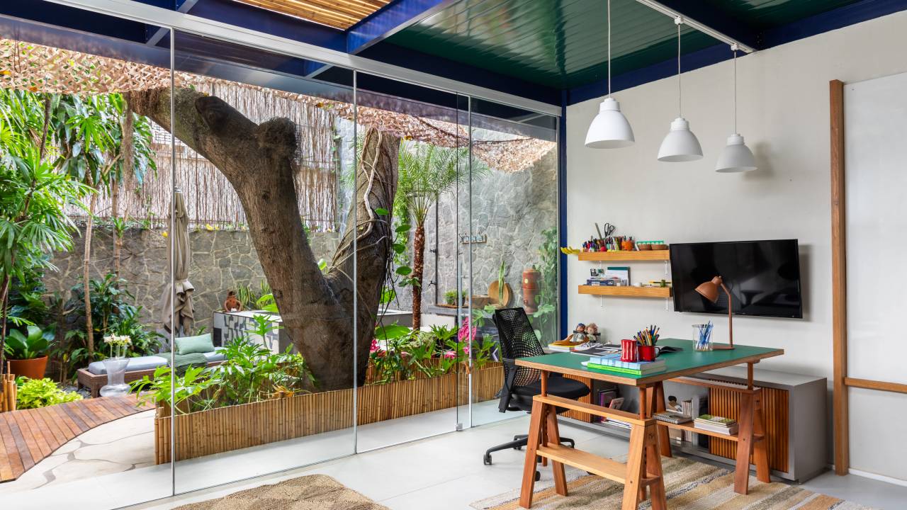 Jardins são perfeitos para convivência neste apartamento garden. Projeto de Casa Cururu.