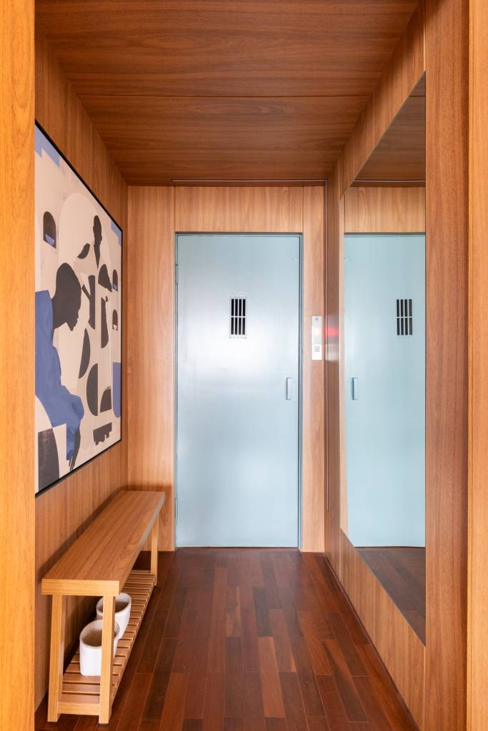 Ladrilhos e tacos se misturam na varanda integrada deste apê com banco e jardineira. Projeto de MAJ Arquitetura.