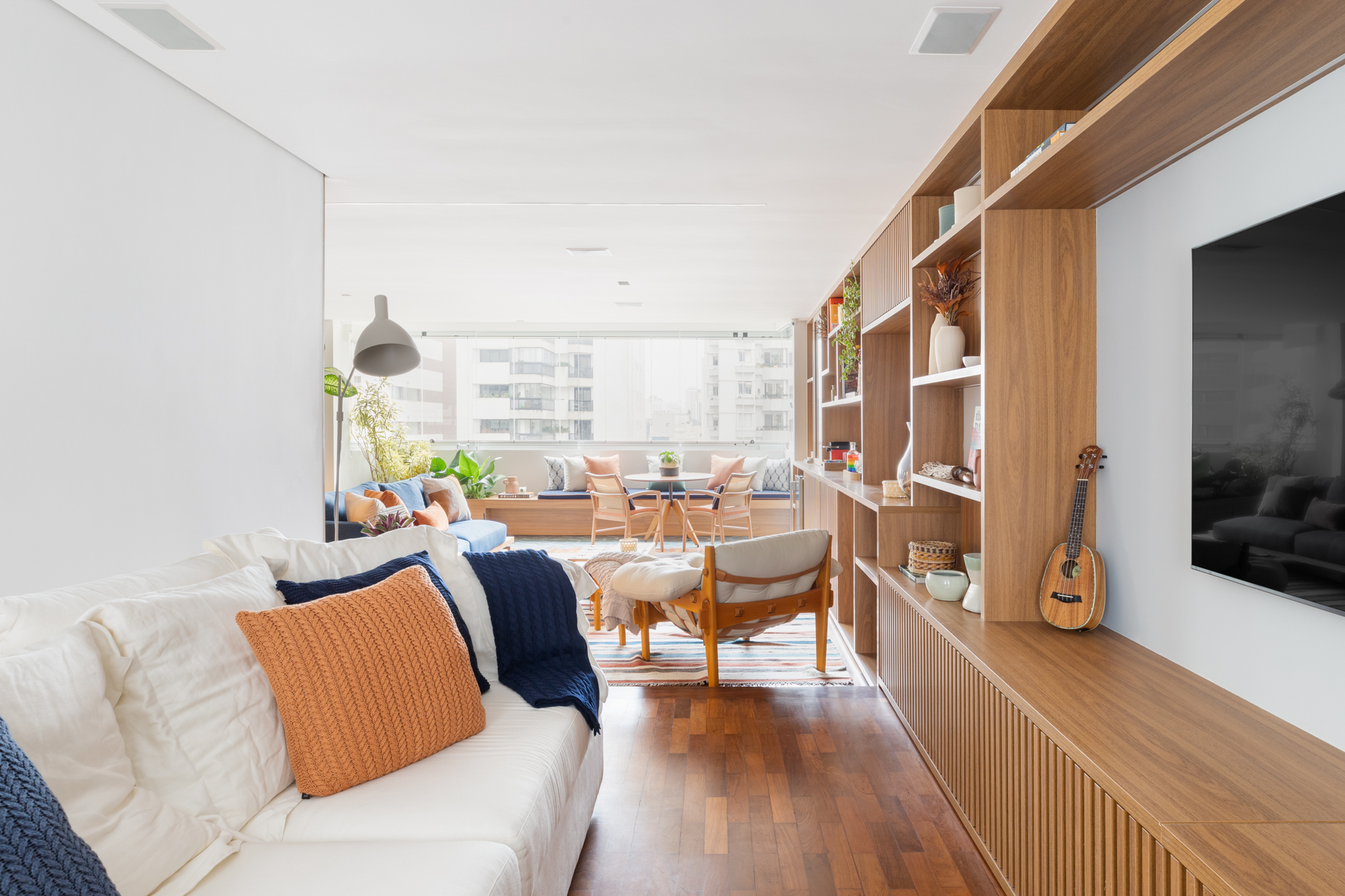 Ladrilhos e tacos se misturam na varanda integrada deste apê com banco e jardineira. Projeto de MAJ Arquitetura.