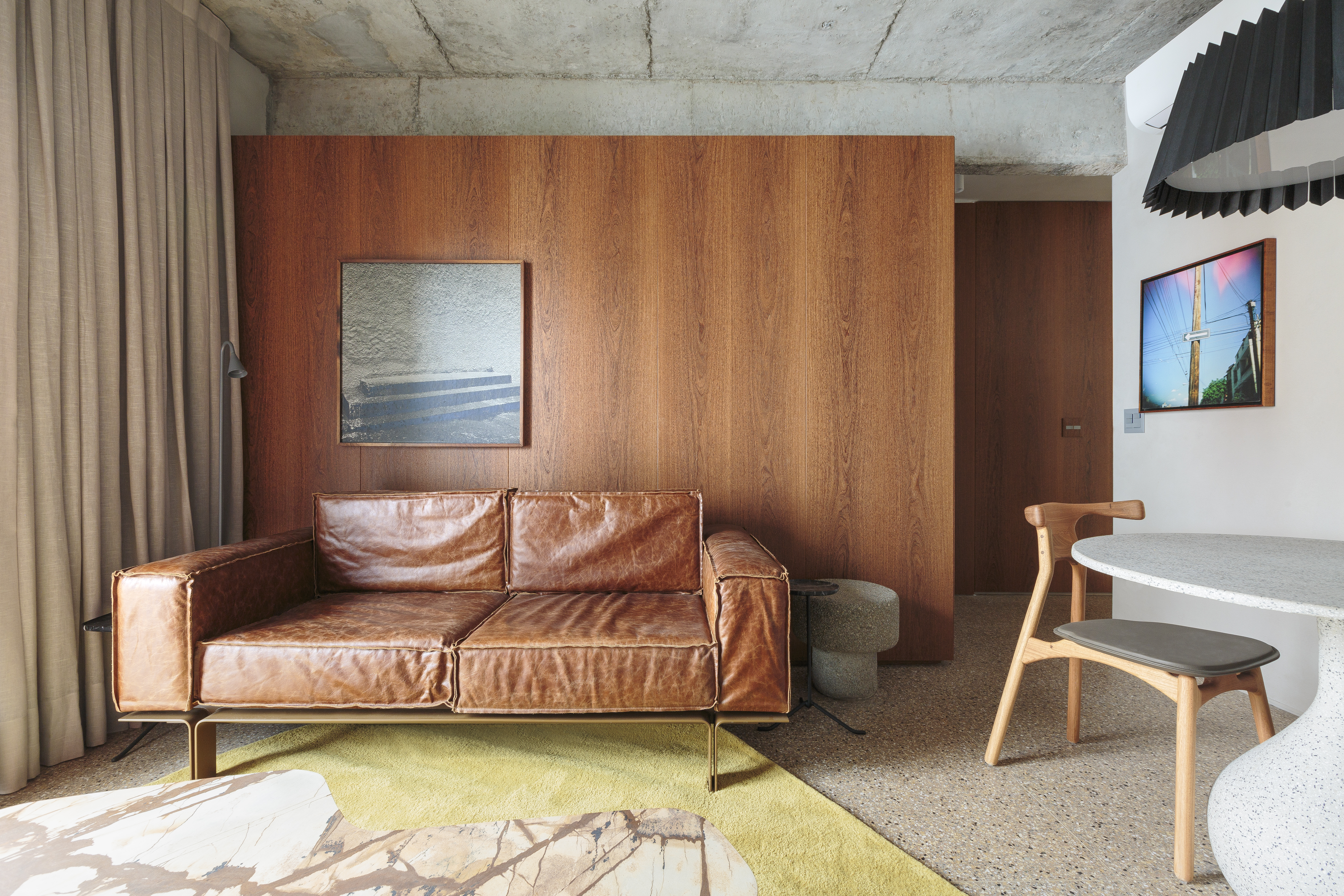 Marcenaria de madeira sucupira é destaque em apartamento compacto com vibe industrial