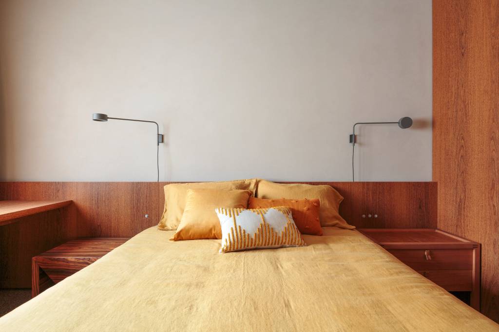 marcenaria-de-madeira-sucupira-e-destaque-em-apartamento-compacto-com-vibe-industrial-pro-arquitetos-05 Marcenaria de madeira sucupira é destaque em apartamento compacto com vibe industrial. Projeto de Pro.a Arquitetos.