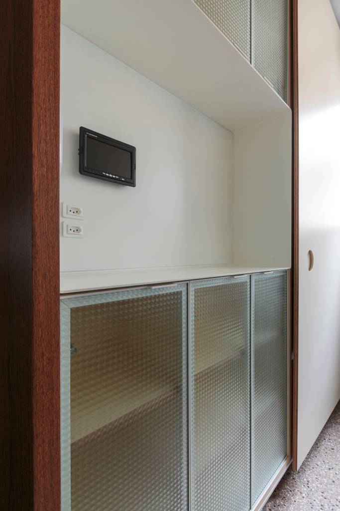 marcenaria-de-madeira-sucupira-e-destaque-em-apartamento-compacto-com-vibe-industrial-pro-arquitetos-07 Marcenaria de madeira sucupira é destaque em apartamento compacto com vibe industrial. Projeto de Pro.a Arquitetos.