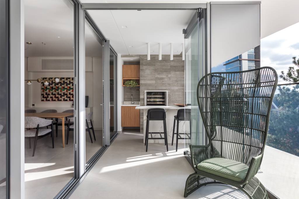 paineis-em-lamina-natural-de-carvalho-americano-revestem-paredes-de-apartamento-arq-co-studio-10-gourmet-varanda-churrasqueira Painéis em lâmina natural de carvalho americano revestem paredes de apartamento. Projeto de ARQ+CO Studio.