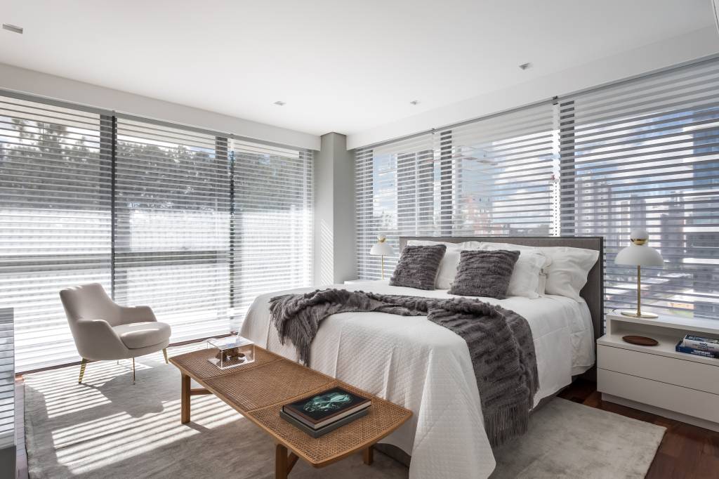 paineis-em-lamina-natural-de-carvalho-americano-revestem-paredes-de-apartamento-arq-co-studio-12-quarto-persiana Painéis em lâmina natural de carvalho americano revestem paredes de apartamento. Projeto de ARQ+CO Studio.