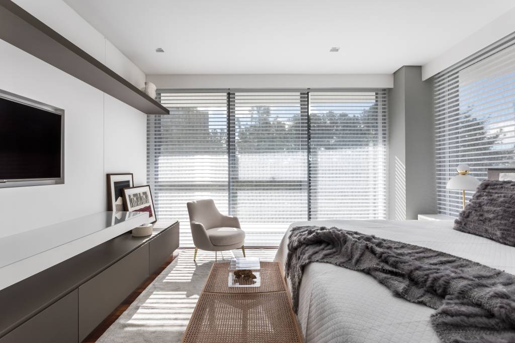 paineis-em-lamina-natural-de-carvalho-americano-revestem-paredes-de-apartamento-arq-co-studio-15-quarto-janela Painéis em lâmina natural de carvalho americano revestem paredes de apartamento. Projeto de ARQ+CO Studio.