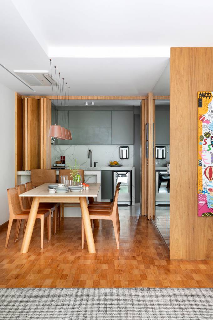 reforma-cria-suites-e-lavabo-branco-e-preto-listrado-em-apartamento-de-150-m-bianca-da-hora-06-verde-cozinha-porta-camarao Reforma cria suítes e lavabo branco e preto listrado em apartamento de 150 m². Projeto de Da Hora Arquitetura.