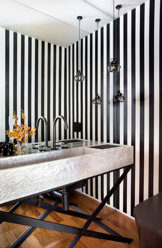 reforma-cria-suites-e-lavabo-branco-e-preto-listrado-em-apartamento-de-150-m-bianca-da-hora-16 Reforma cria suítes e lavabo branco e preto listrado em apartamento de 150 m². Projeto de Da Hora Arquitetura.