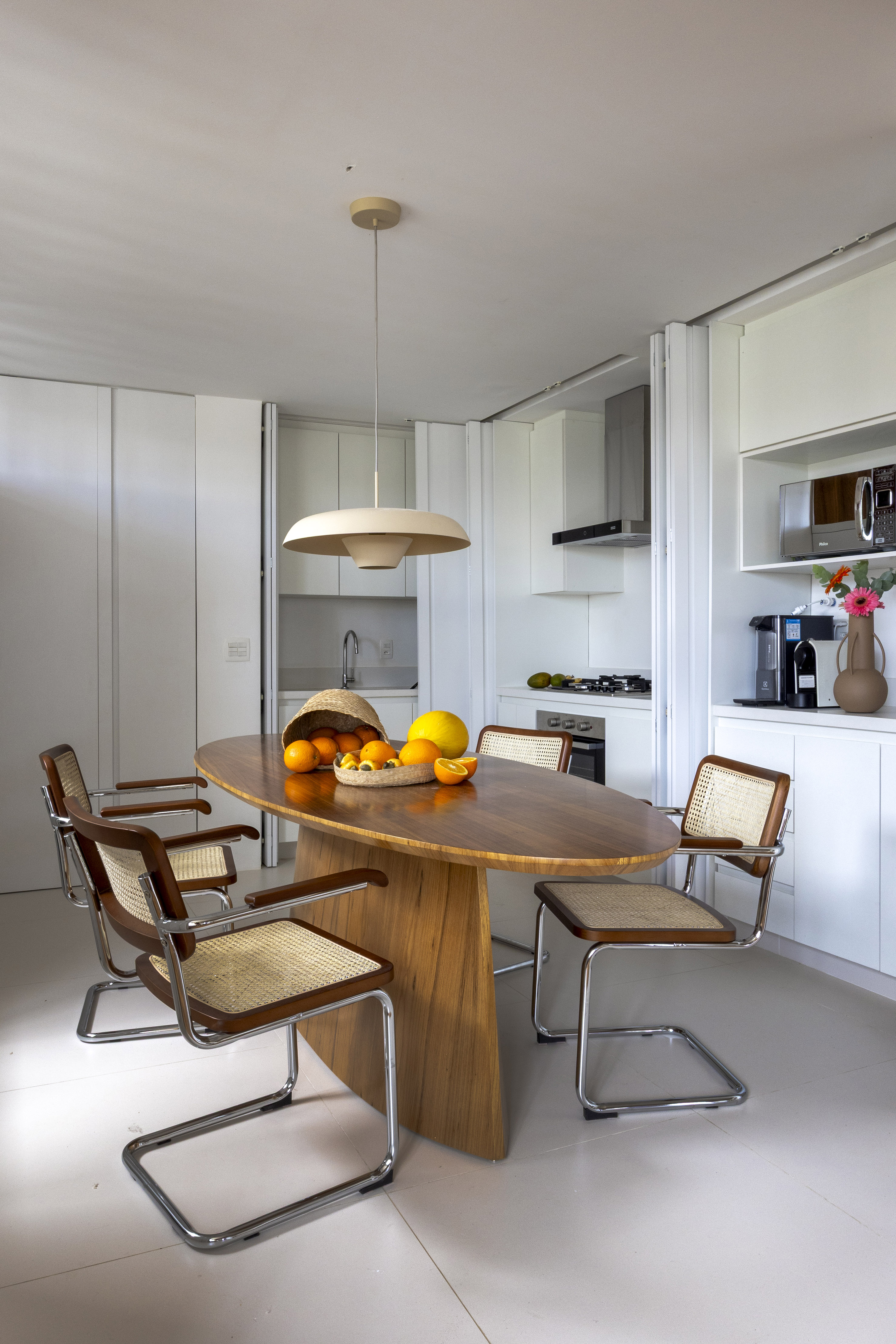 Reforma transforma sala de 12 m² em living amplo de 41 m². Projeto de BRIC Arquitetura.